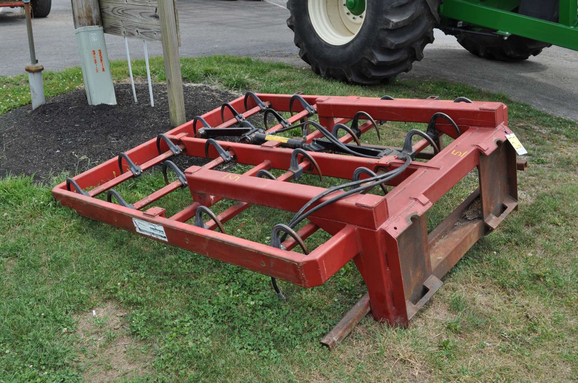 10 bale on edge Steffen grapple, Skid steer hook up - Image 2 of 3