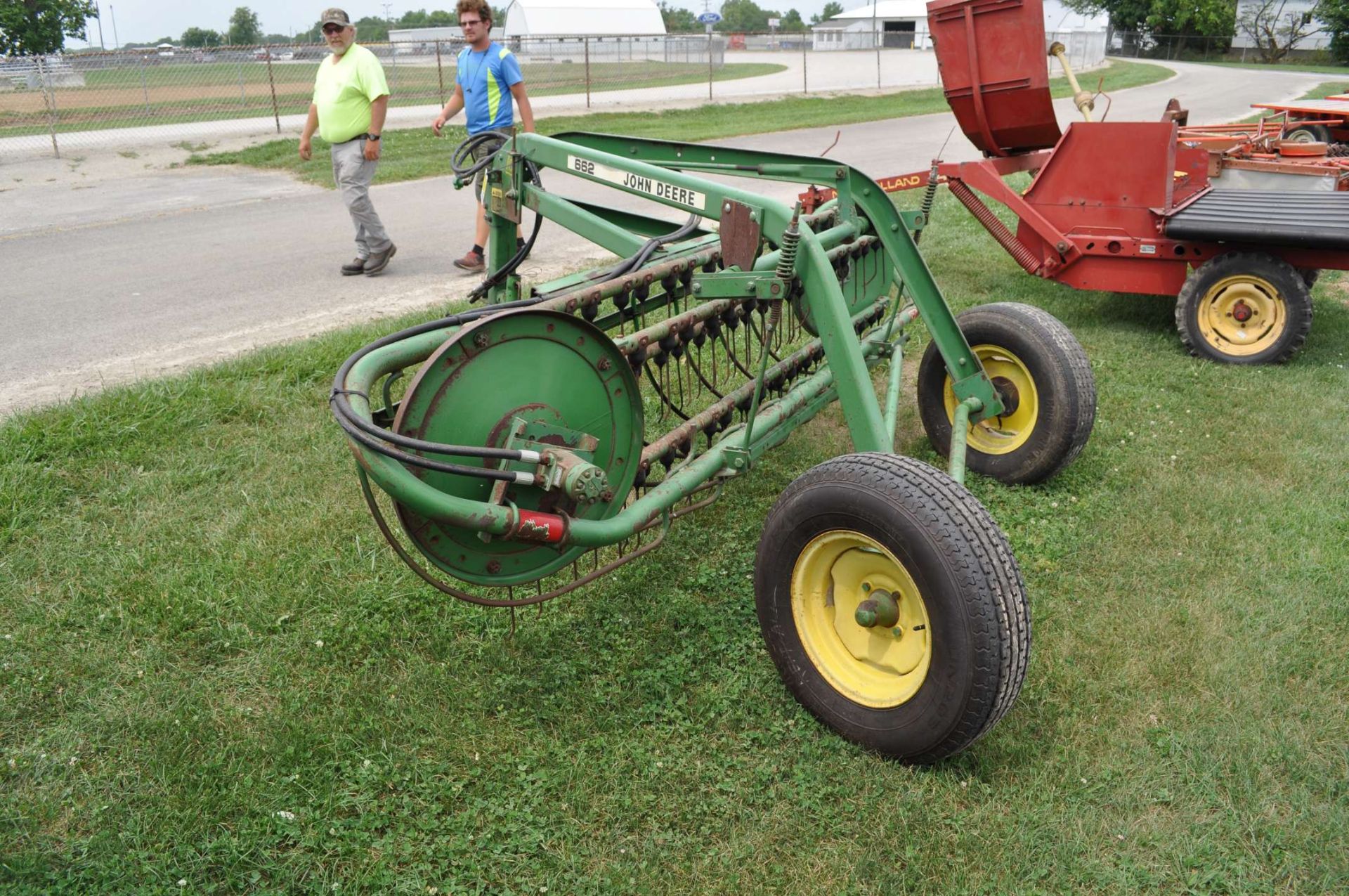 9’ John Deere 662 5-bar rake, hyd drive - Image 4 of 4