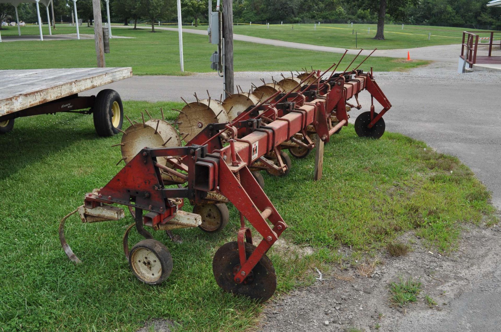 International 133 row crop cultivator, 6x 30", 3 pt - Image 2 of 4