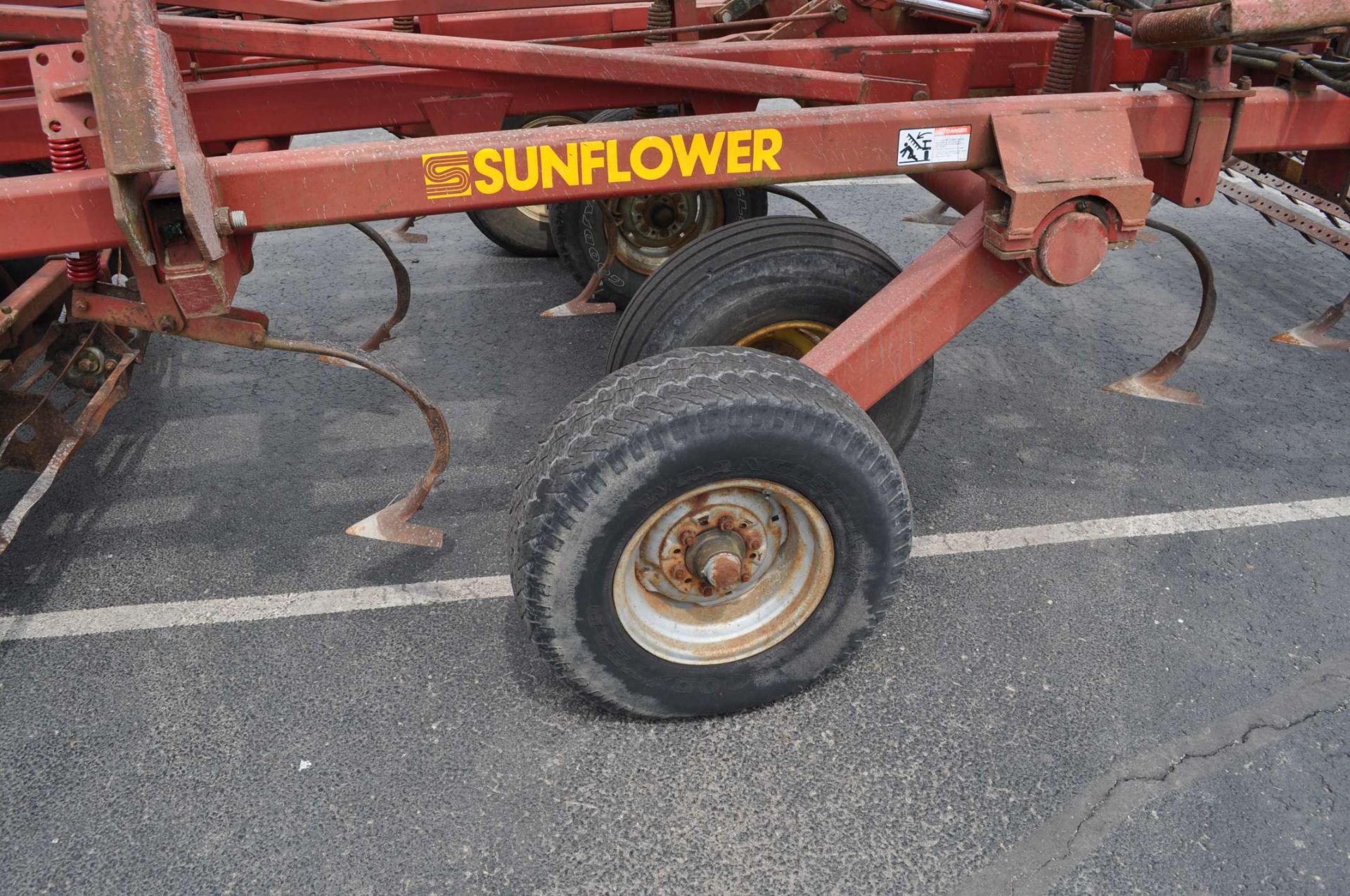 26' Sunflower 6332 soil finisher, front disk w/ reel, sweeps, 5 bar spike tooth harrow - Image 5 of 7