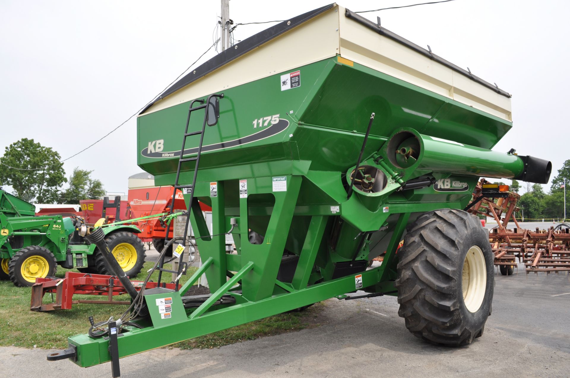 Killbros 1175 grain cart, 30.5-32 tires, 1000 PTO, lights roll tarp