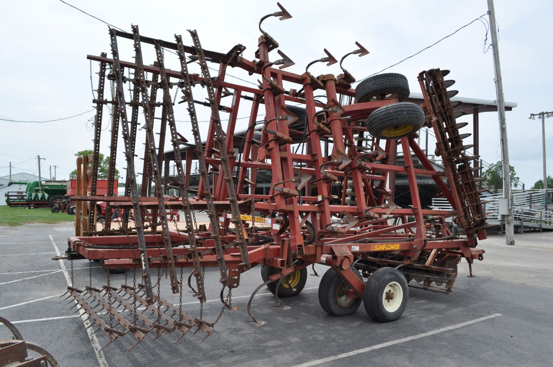 26' Sunflower 6332 soil finisher, front disk w/ reel, sweeps, 5 bar spike tooth harrow - Image 3 of 7