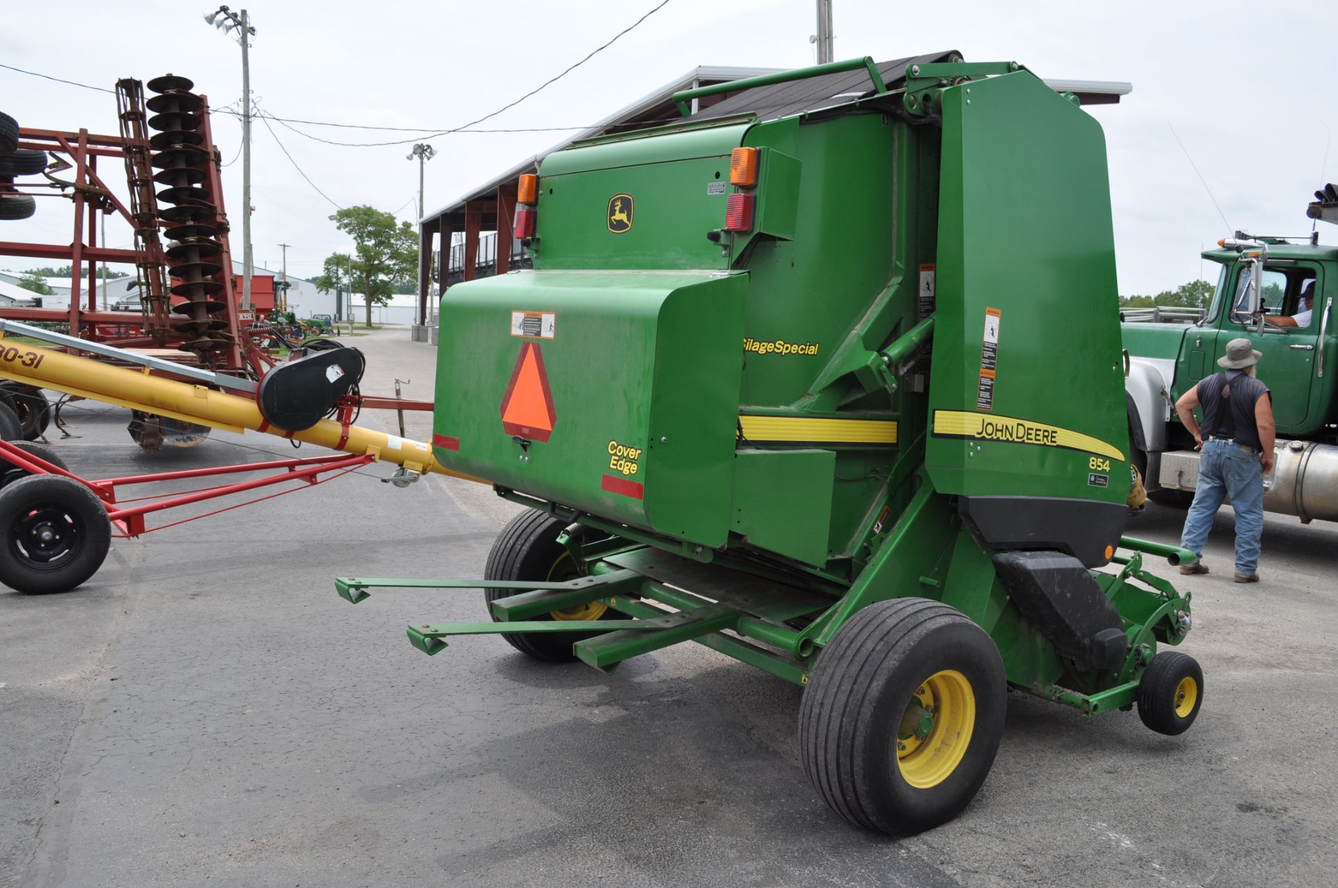 2015 John Deere 854 round baler, silage special, mega wide pickup, precut knives, net wrap & twine - Image 3 of 14