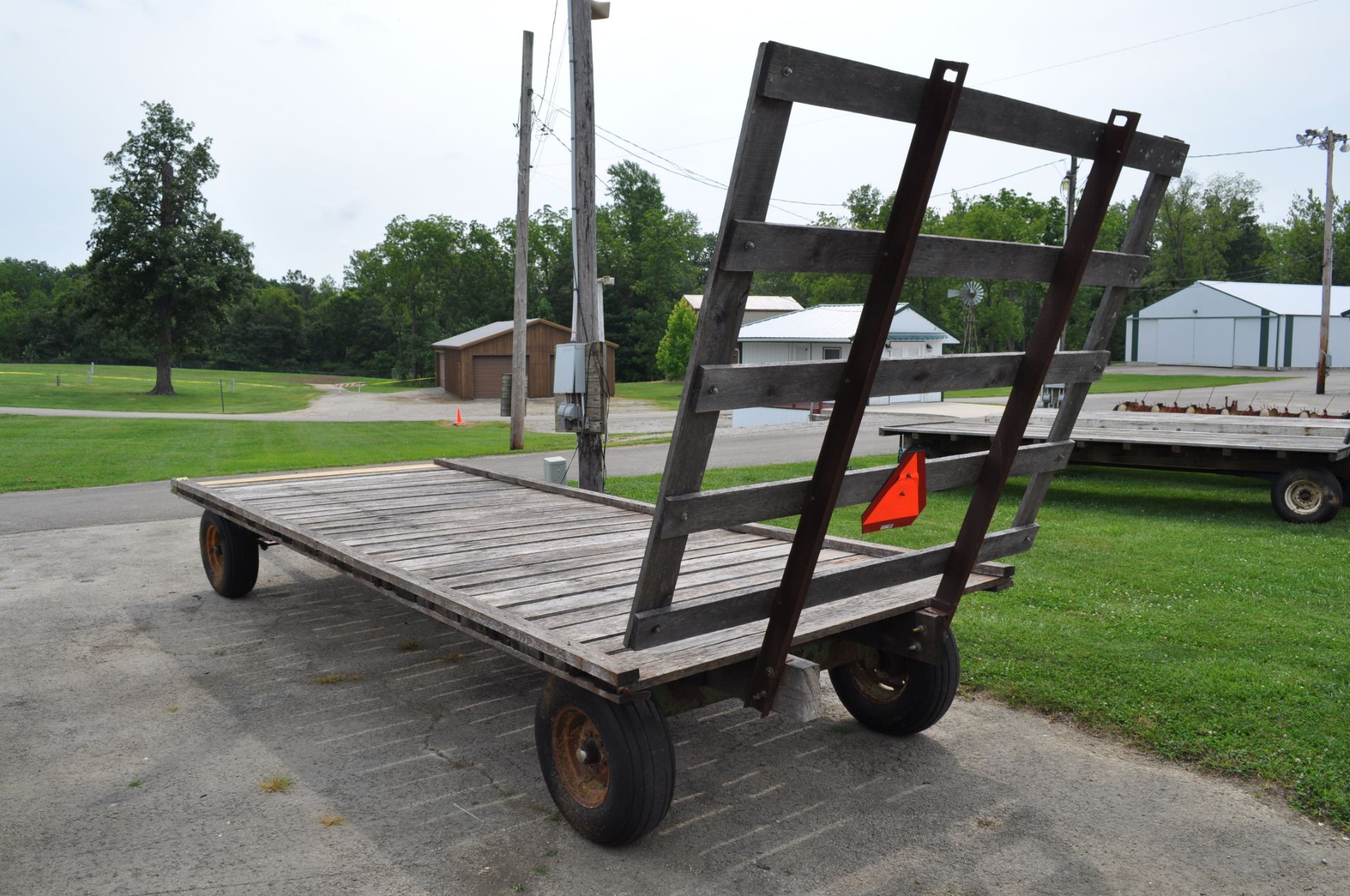 20’ Flat rack hay wagon, John Deere 1065 gear, 11L-15 tires, oak beds - Image 4 of 4