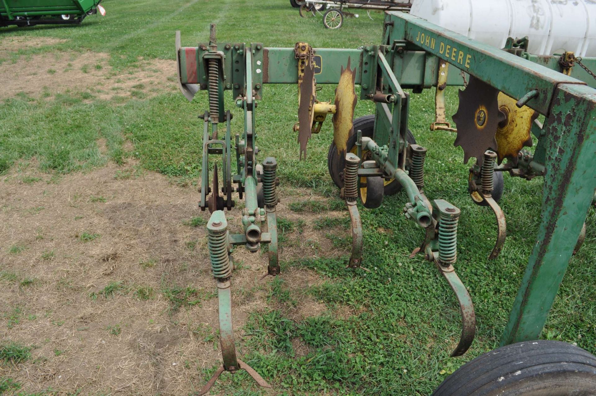 John Deere RM row crop cultivator, 3pt, rolling shields, end transport - Image 5 of 7