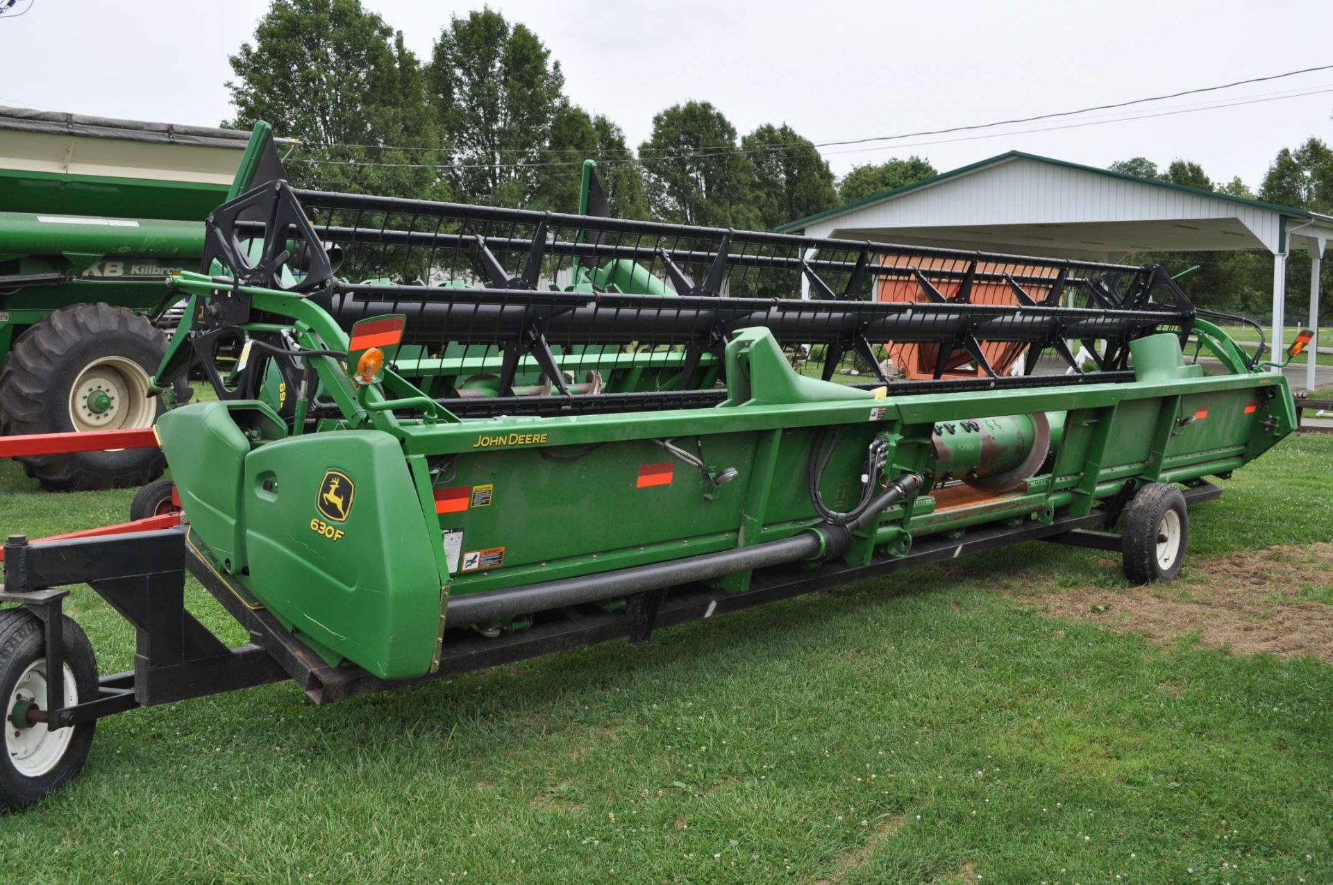 30’ John Deere 630 F grain head, hydra flex, full finger, single point, fore/aft reel - Image 5 of 9