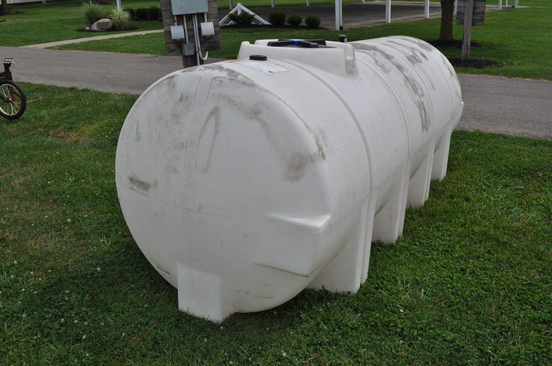 1050 gal poly leg tank - Image 3 of 3
