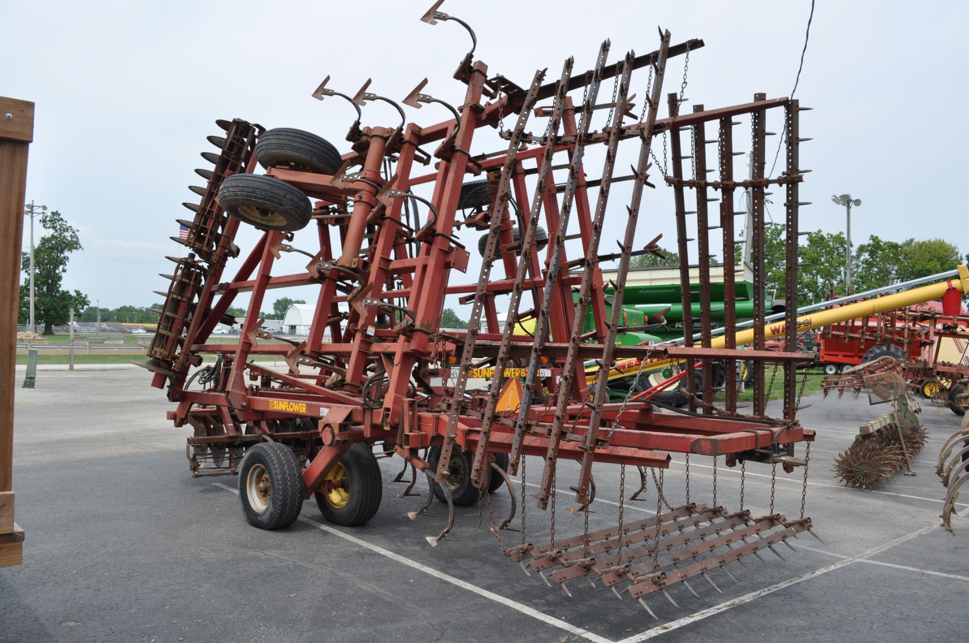 26' Sunflower 6332 soil finisher, front disk w/ reel, sweeps, 5 bar spike tooth harrow - Image 4 of 7