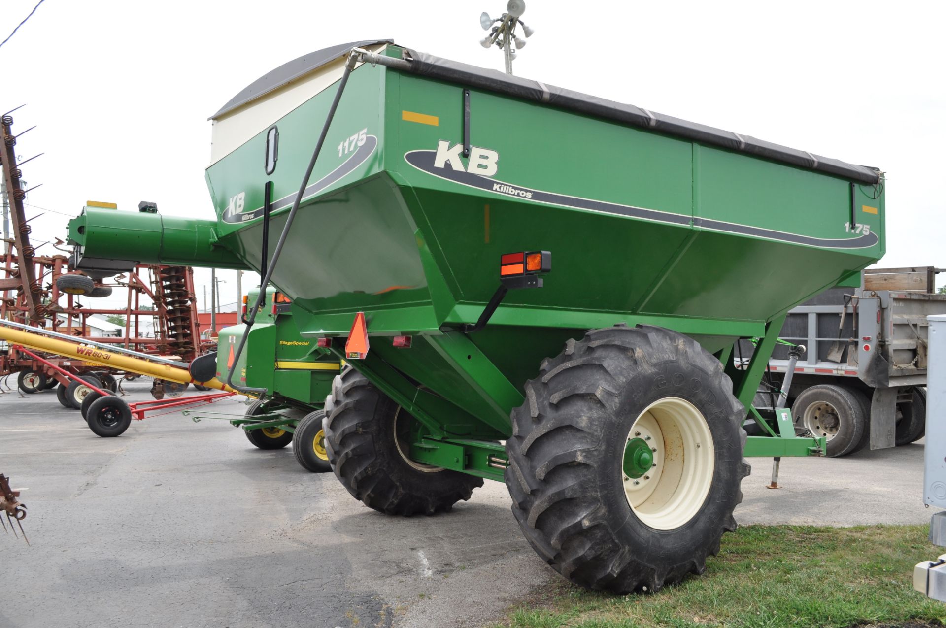 Killbros 1175 grain cart, 30.5-32 tires, 1000 PTO, lights roll tarp - Image 3 of 8