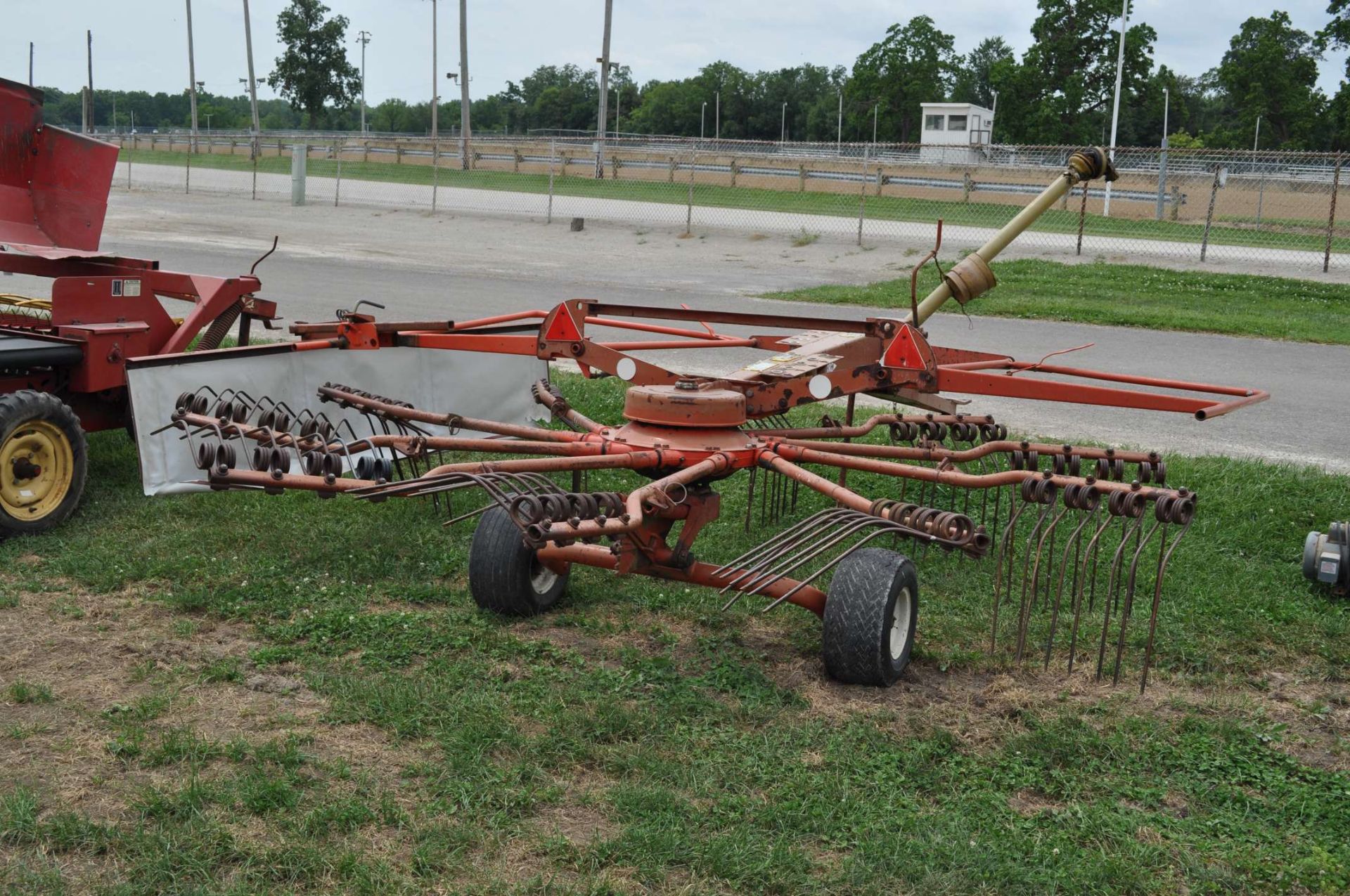 9’ Kuhn GA4101GT rotary rake, pto drive