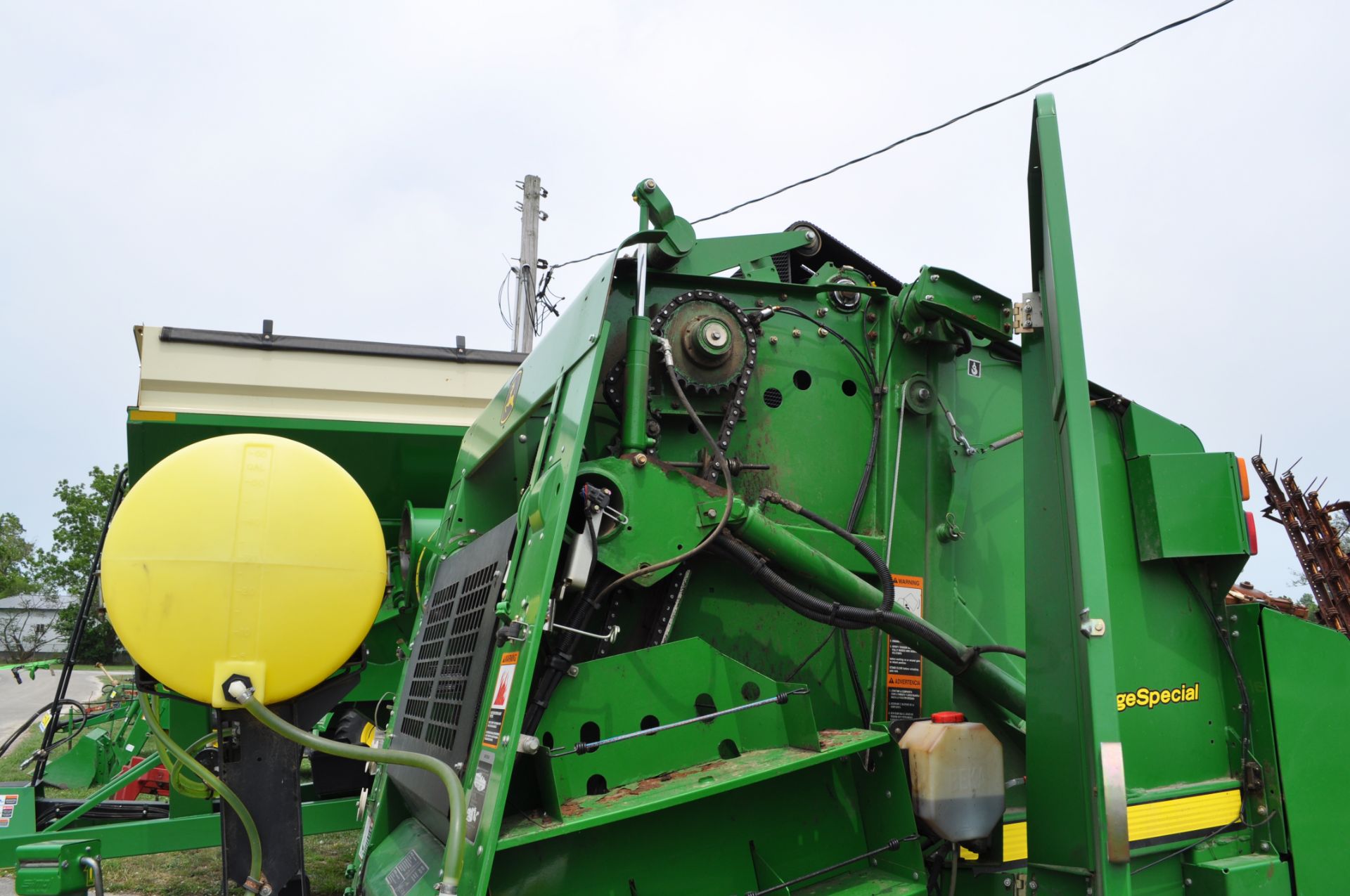 2015 John Deere 854 round baler, silage special, mega wide pickup, precut knives, net wrap & twine - Image 5 of 14