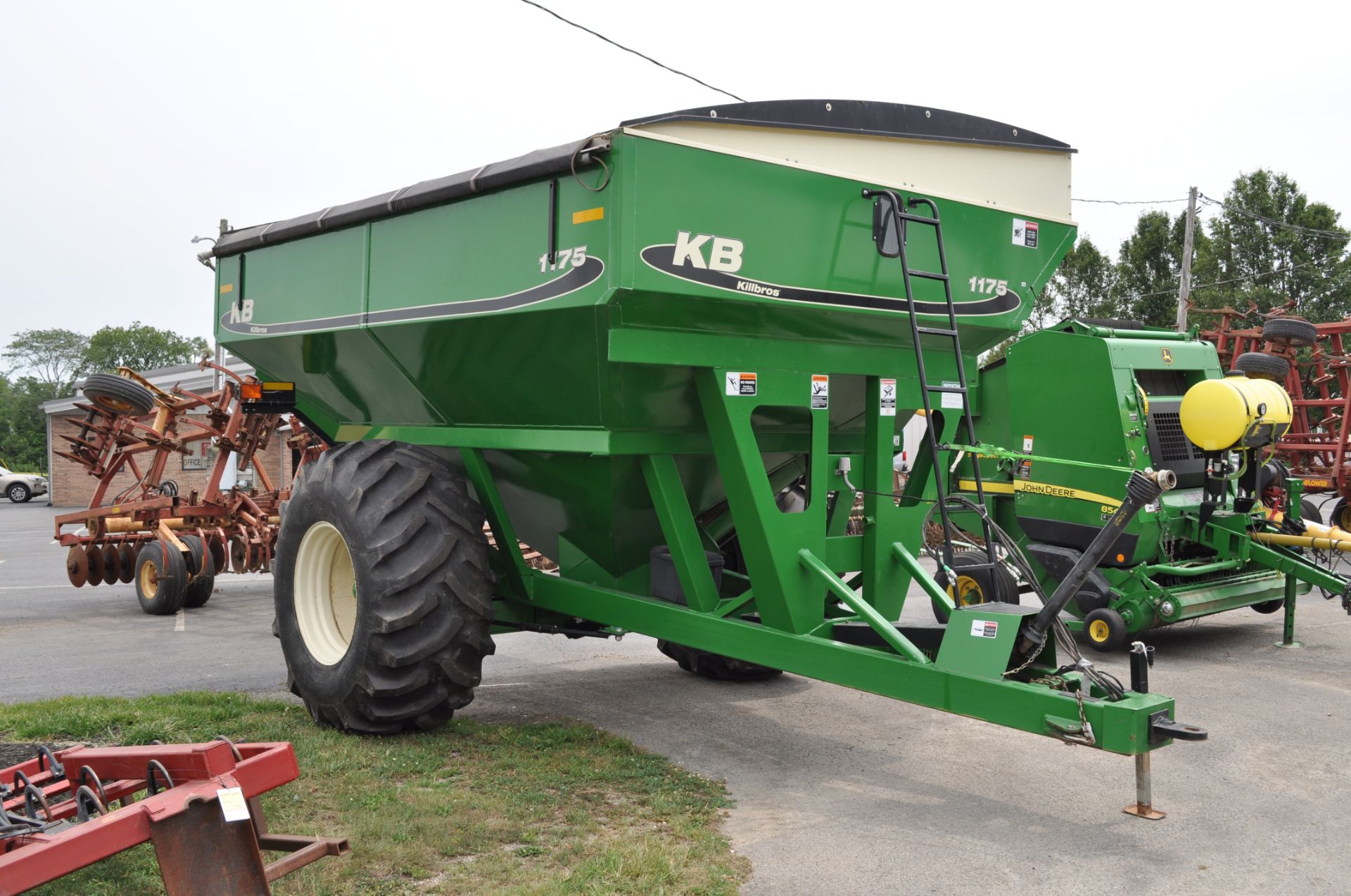 Killbros 1175 grain cart, 30.5-32 tires, 1000 PTO, lights roll tarp - Image 2 of 8