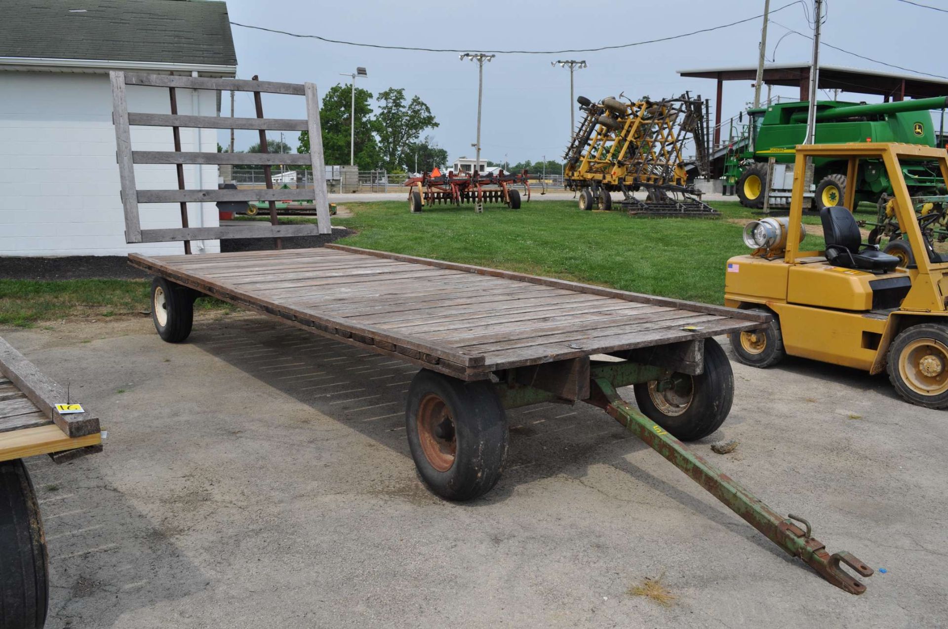 20’ Flat rack hay wagon, John Deere 1065 gear, 11L-15 tires, oak beds - Image 2 of 4