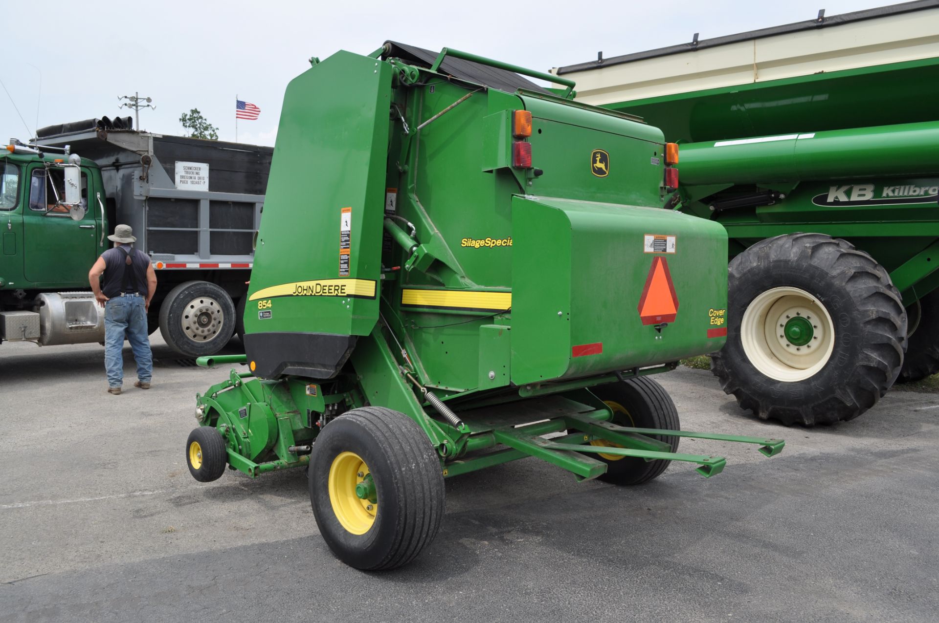 2015 John Deere 854 round baler, silage special, mega wide pickup, precut knives, net wrap & twine - Image 4 of 14