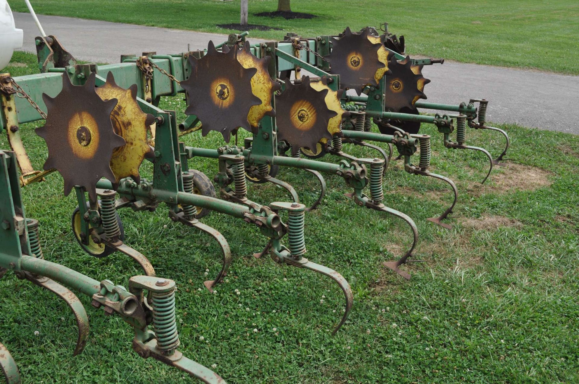 John Deere RM row crop cultivator, 3pt, rolling shields, end transport - Image 7 of 7