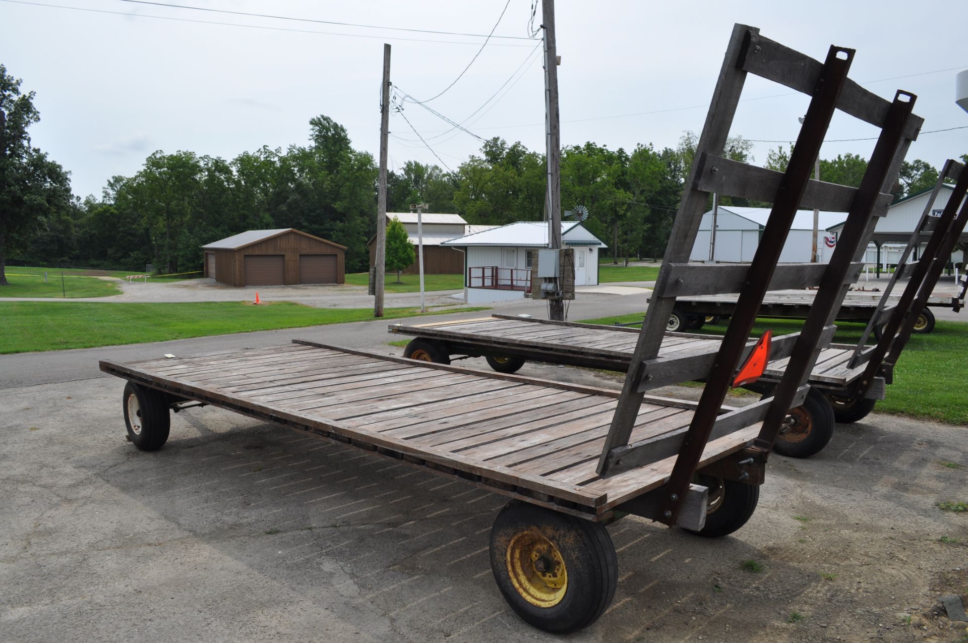 20’ Flat rack hay wagon, John Deere 1065 gear, 11L-15 tires, oak beds - Image 4 of 4