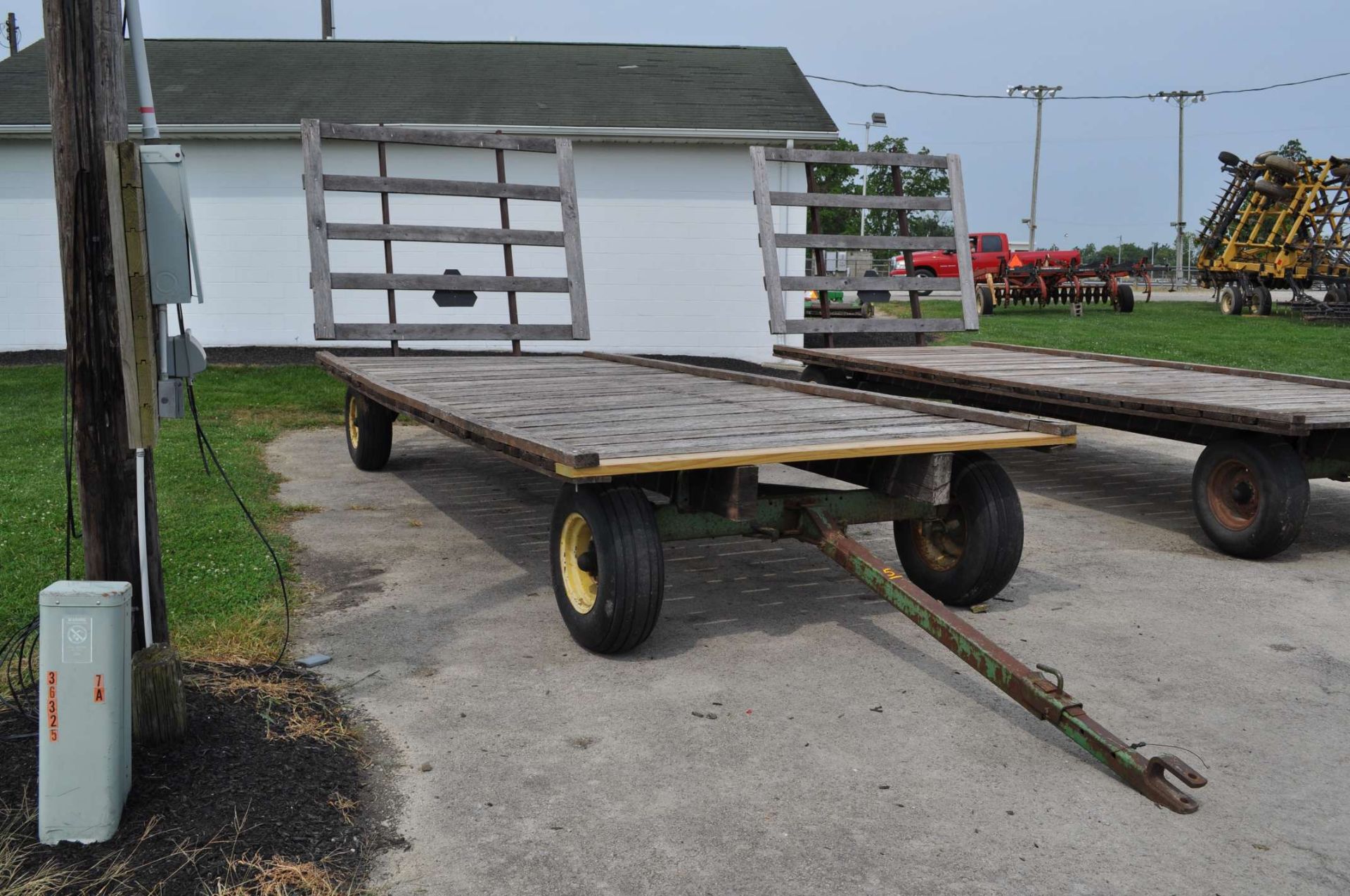 20’ Flat rack hay wagon, John Deere 1065 gear, 11L-15 tires, oak beds - Image 2 of 4