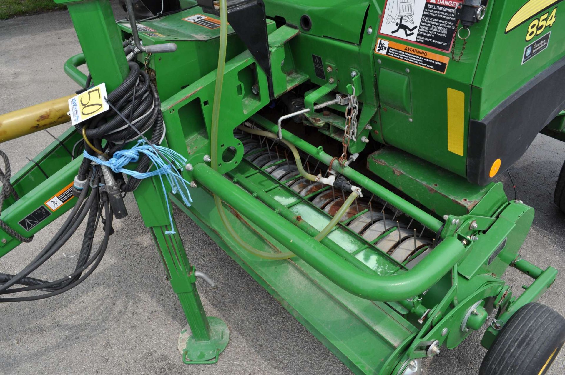 2015 John Deere 854 round baler, silage special, mega wide pickup, precut knives, net wrap & twine - Image 8 of 14