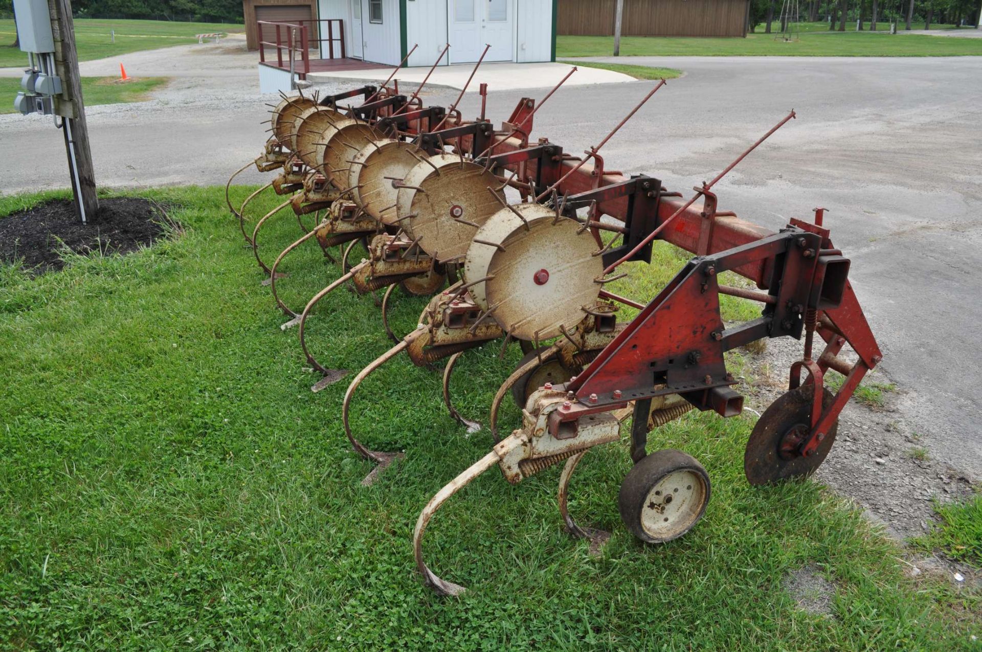 International 133 row crop cultivator, 6x 30", 3 pt - Image 3 of 4