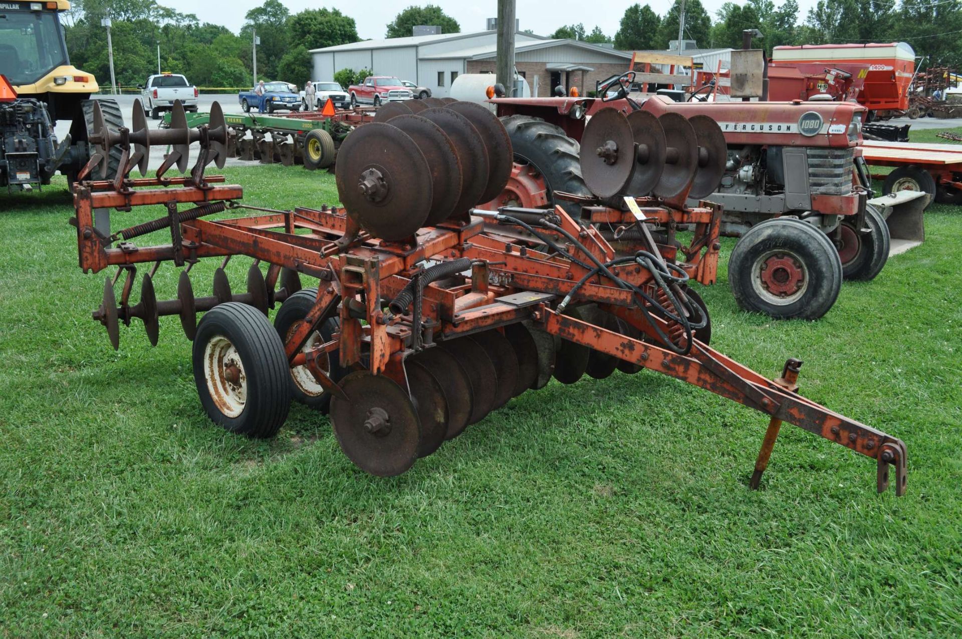 14' Allis Challmers disc, manual fold, hyd lift, rear hitch - Image 2 of 4