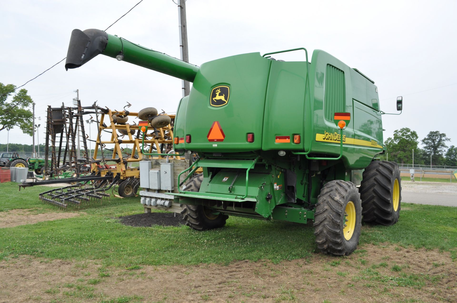 John Deere 9560 STS combine, 800/65 R 32 drive tires, 18.4 R 26 rear tires, single pt hook-up - Image 3 of 13