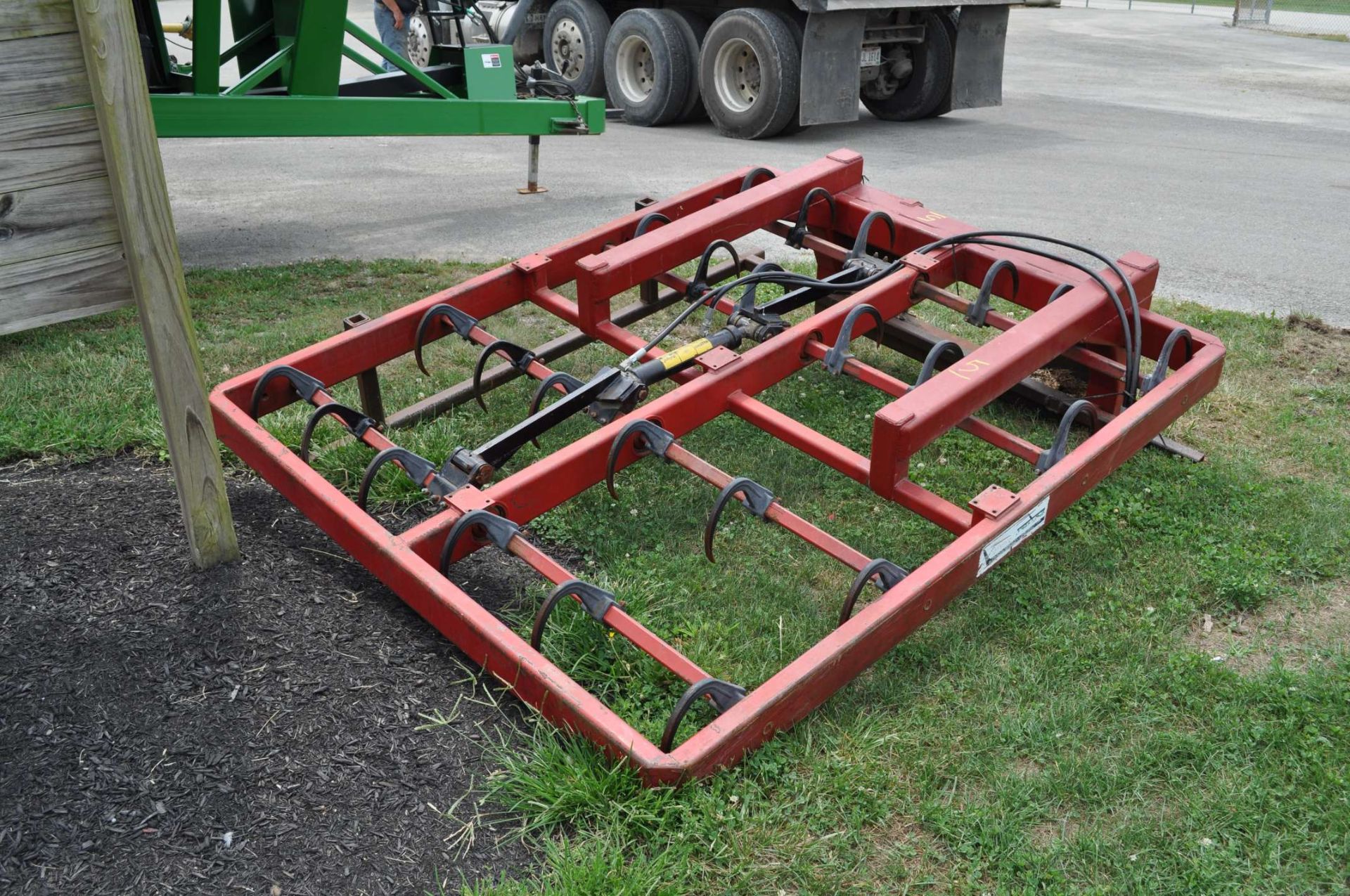 10 bale on edge Steffen grapple, Skid steer hook up - Image 3 of 3