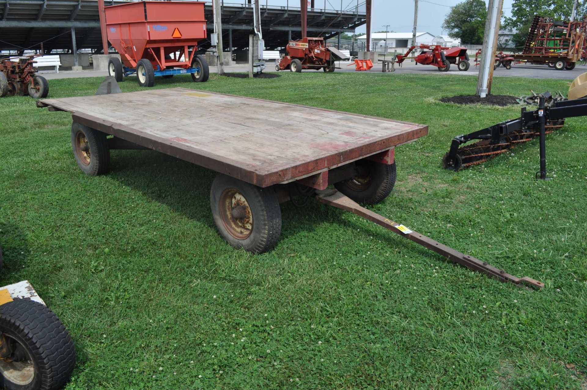 John Deere 953 gear, flat rack wagon, w/ hydraulic hoist - Image 2 of 4