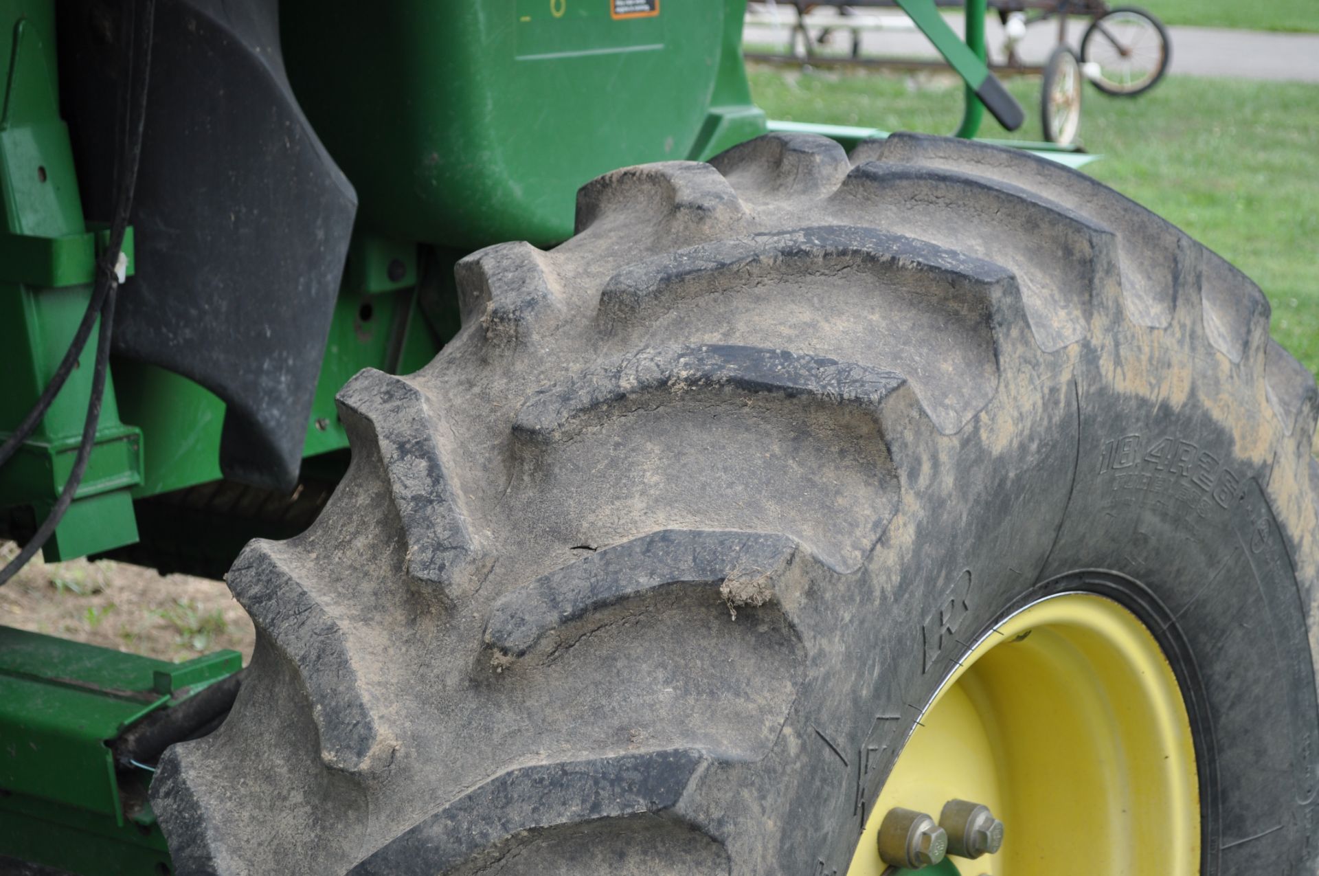 John Deere 9560 STS combine, 800/65 R 32 drive tires, 18.4 R 26 rear tires, single pt hook-up - Image 7 of 13