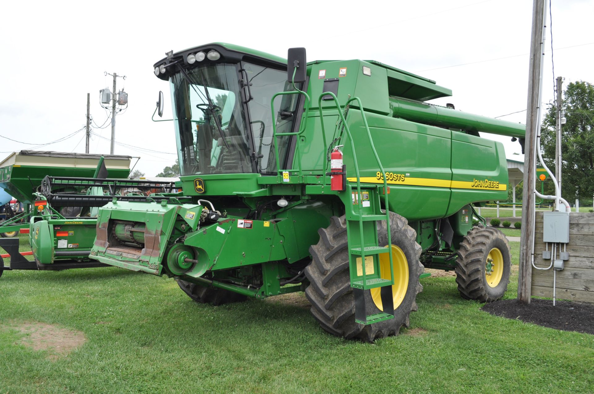 John Deere 9560 STS combine, 800/65 R 32 drive tires, 18.4 R 26 rear tires, single pt hook-up