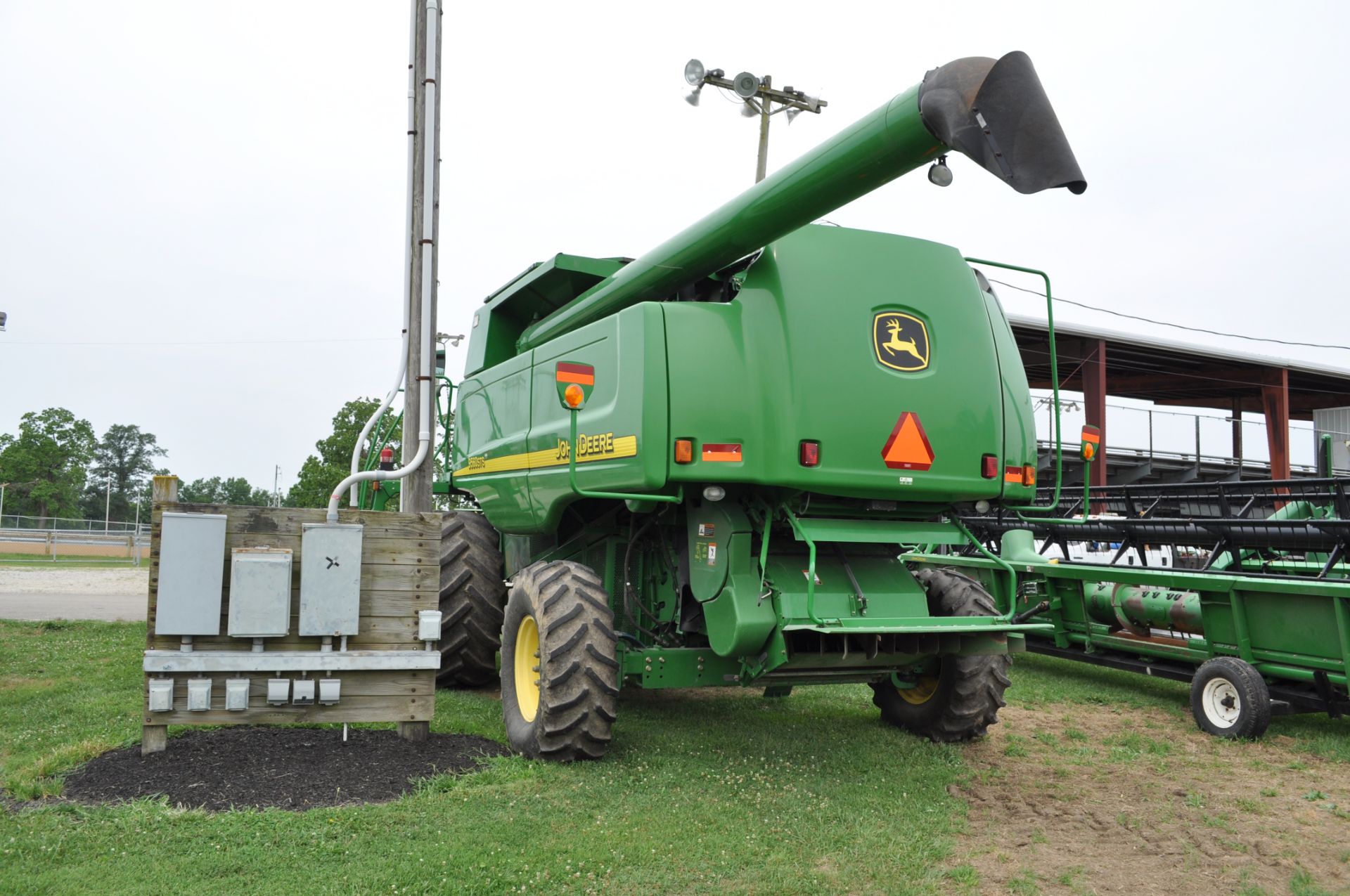 John Deere 9560 STS combine, 800/65 R 32 drive tires, 18.4 R 26 rear tires, single pt hook-up - Image 4 of 13