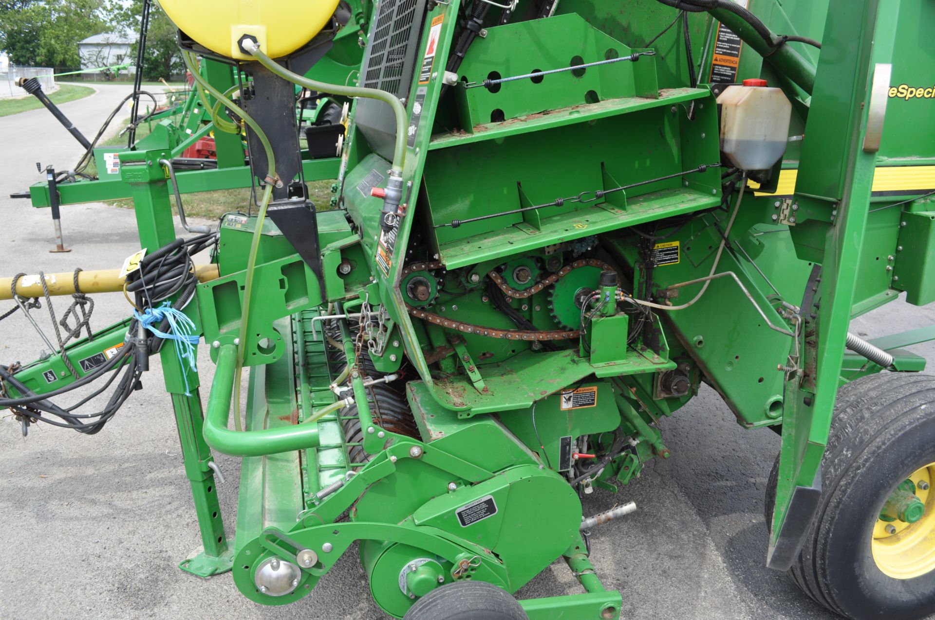 2015 John Deere 854 round baler, silage special, mega wide pickup, precut knives, net wrap & twine - Image 6 of 14