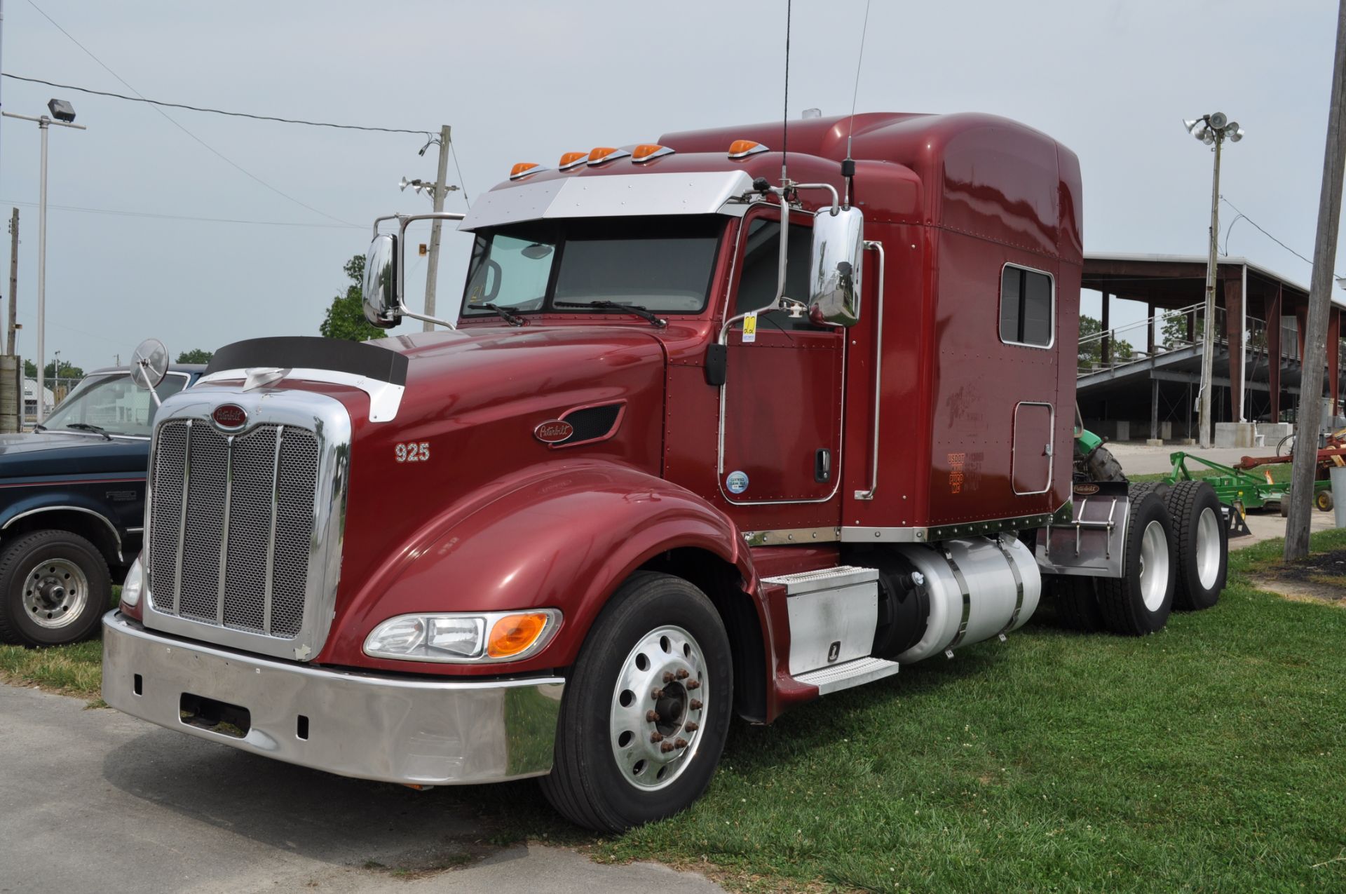 2012 Peterbilt Sleeper Semi Truck, 386 model, chassis weight 17836, Paccar MX 13 motor,