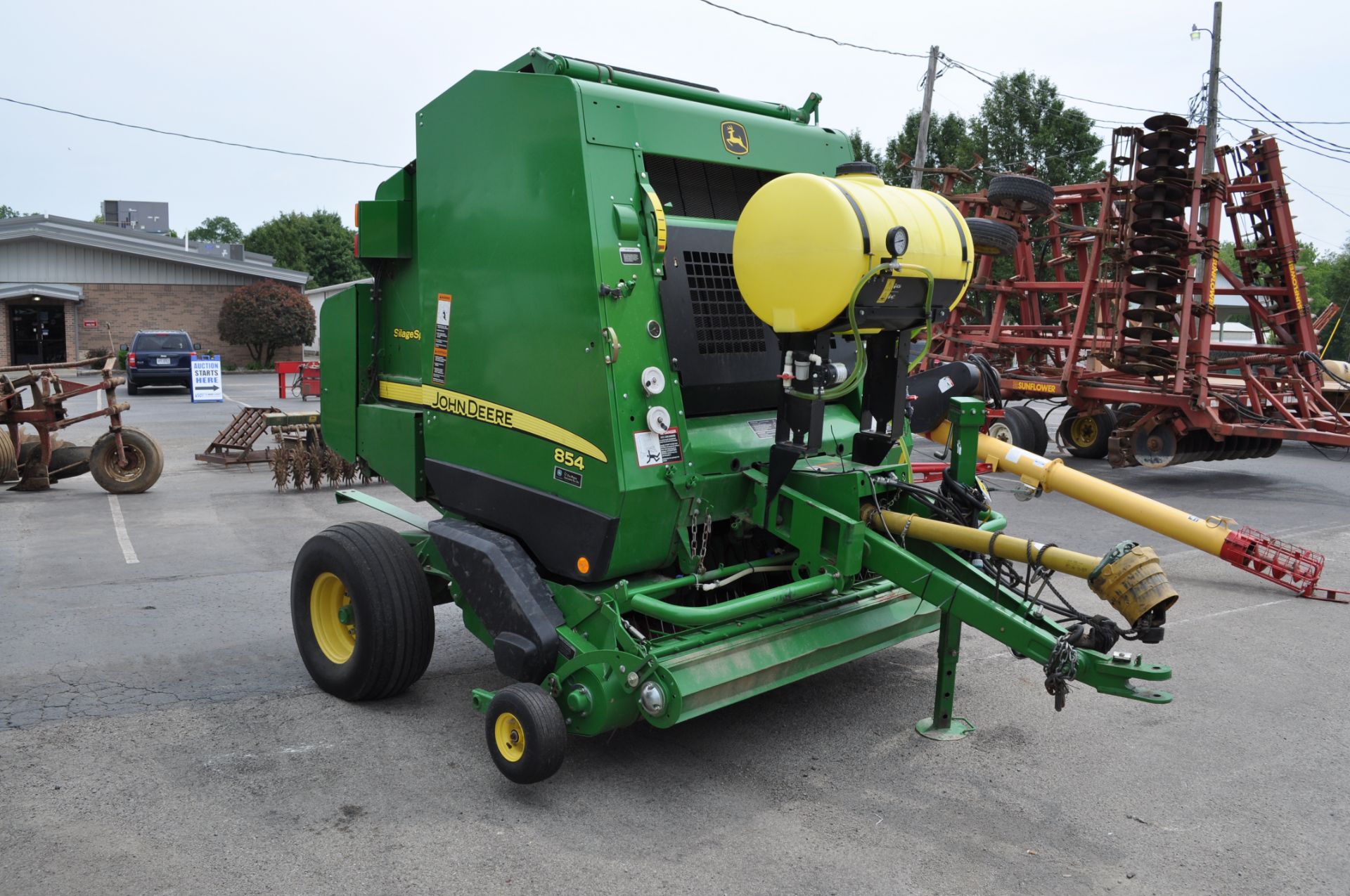 2015 John Deere 854 round baler, silage special, mega wide pickup, precut knives, net wrap & twine - Image 2 of 14