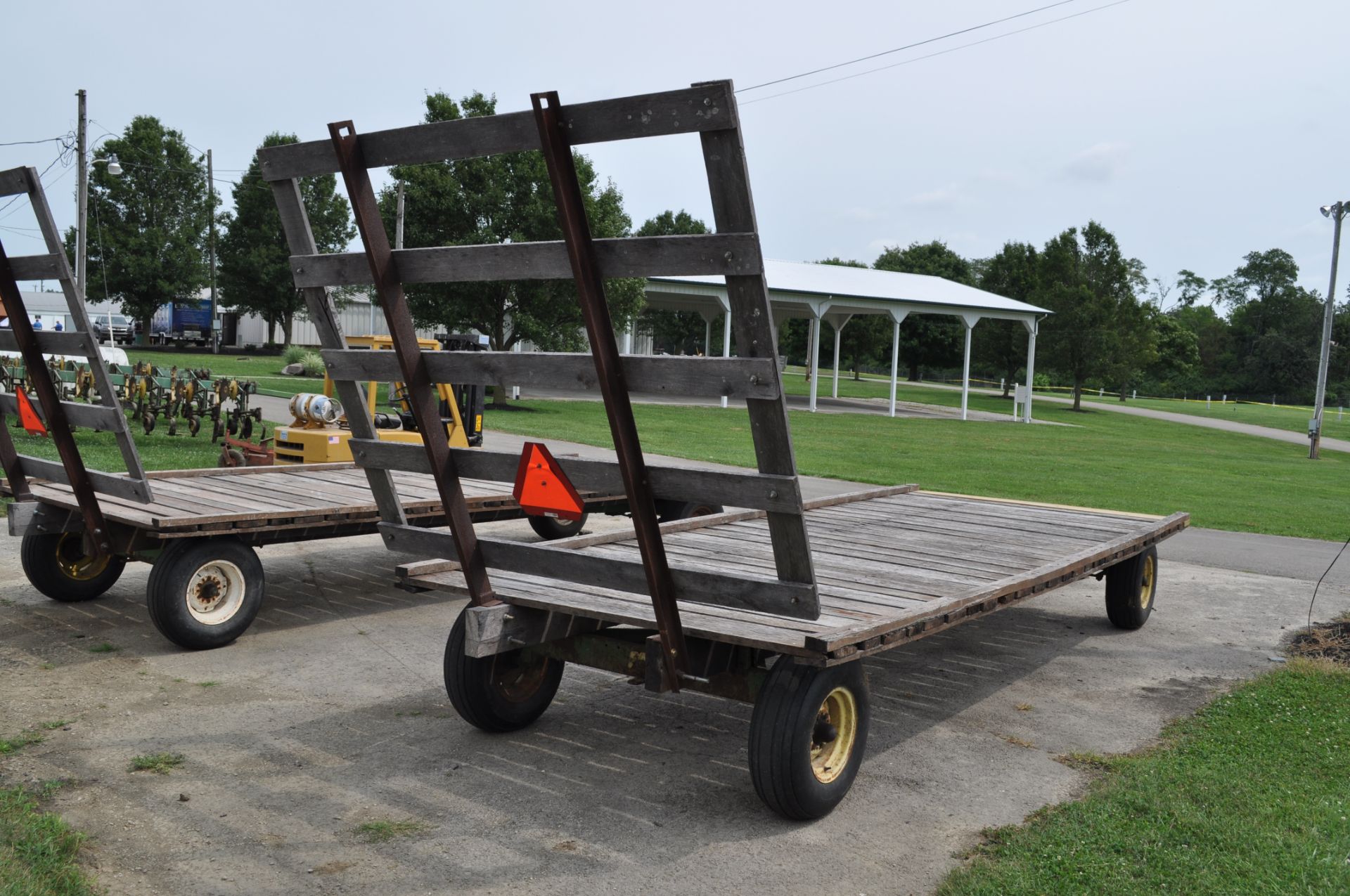 20’ Flat rack hay wagon, John Deere 1065 gear, 11L-15 tires, oak beds - Image 3 of 4