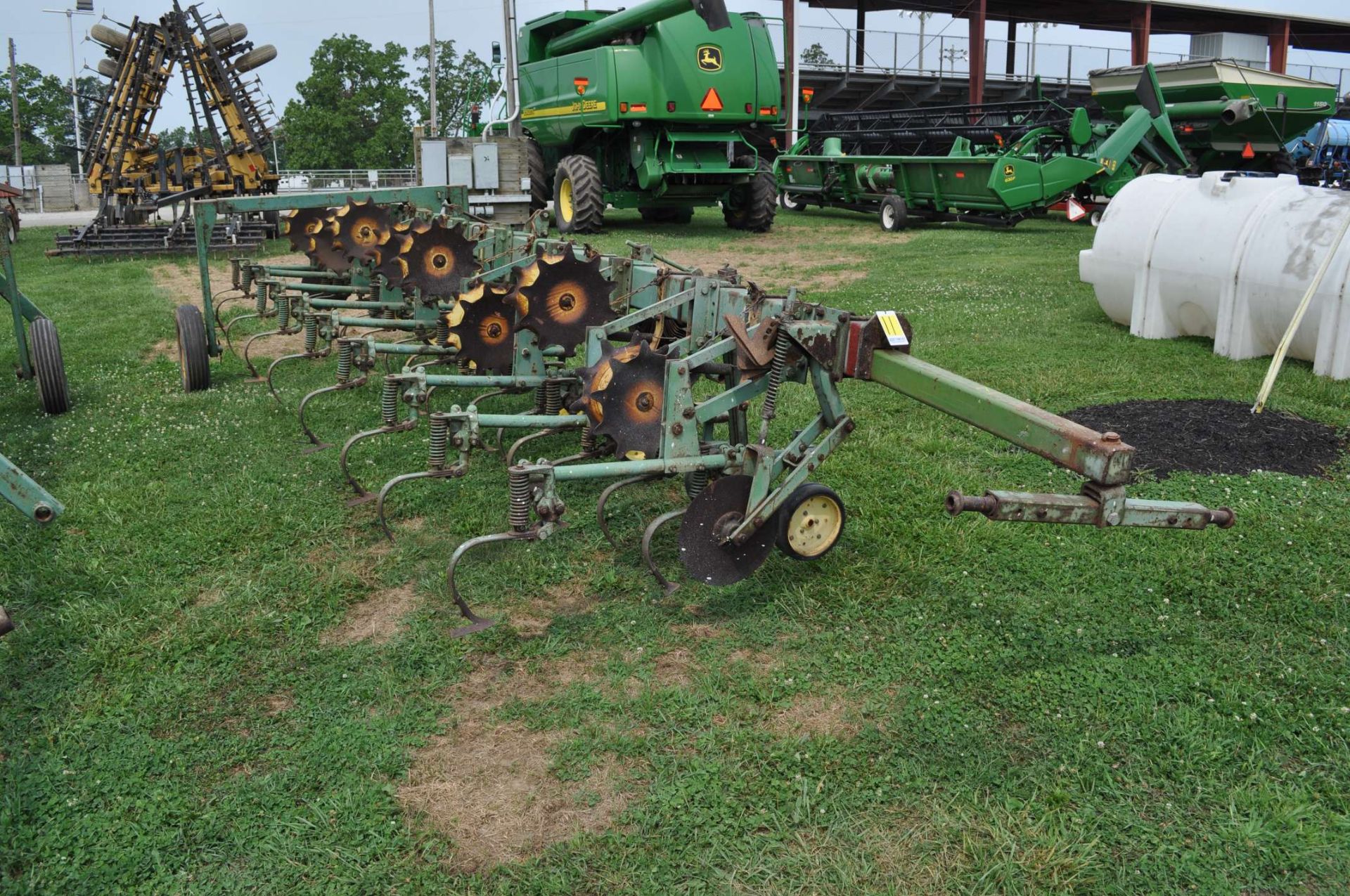 John Deere RM row crop cultivator, 3pt, rolling shields, end transport - Image 2 of 7