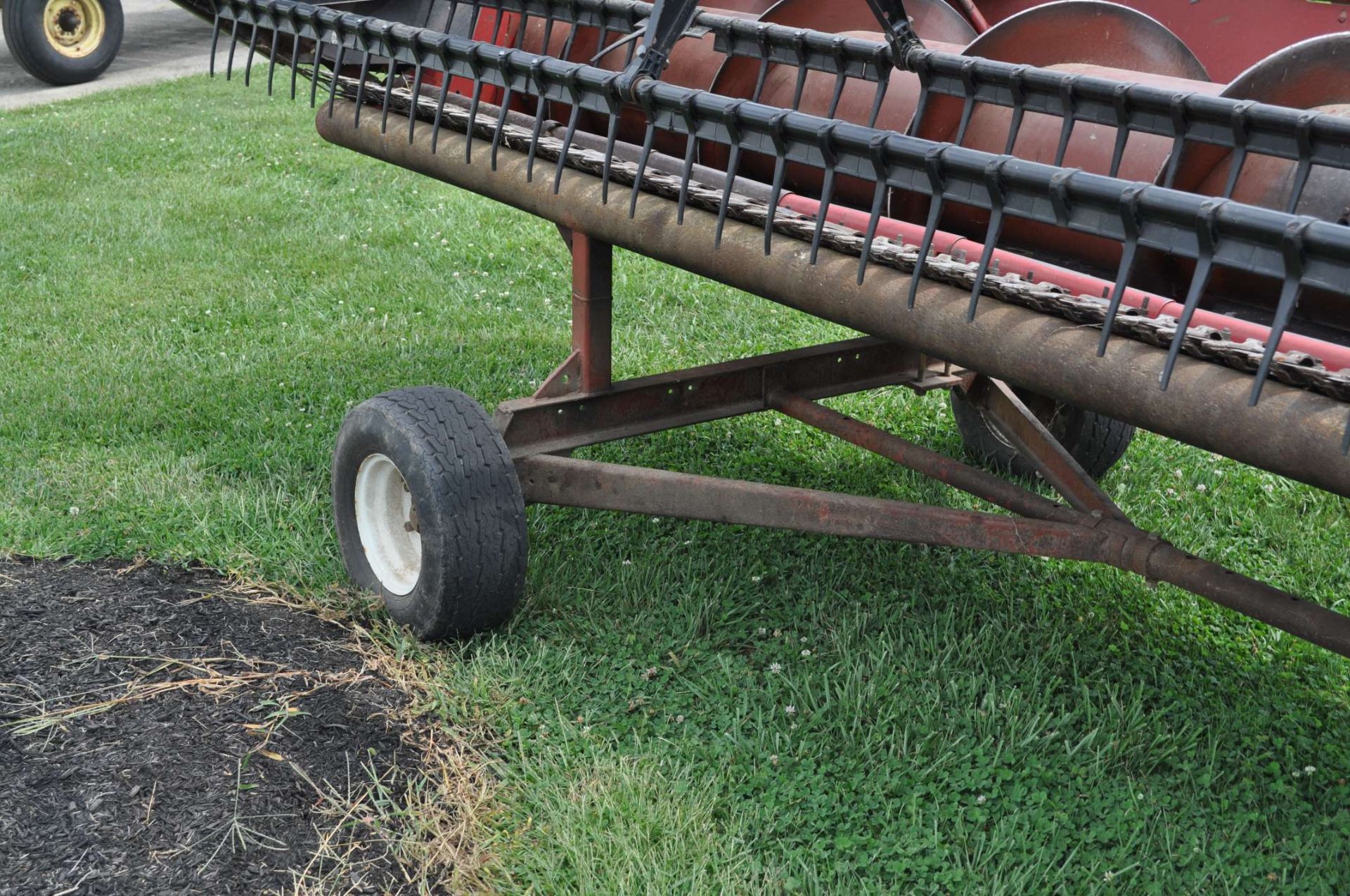 20' Case IH 1020 grain head, hyd for/aft, SCH knife, SN JJC0090074, sells with header cart - Image 7 of 8