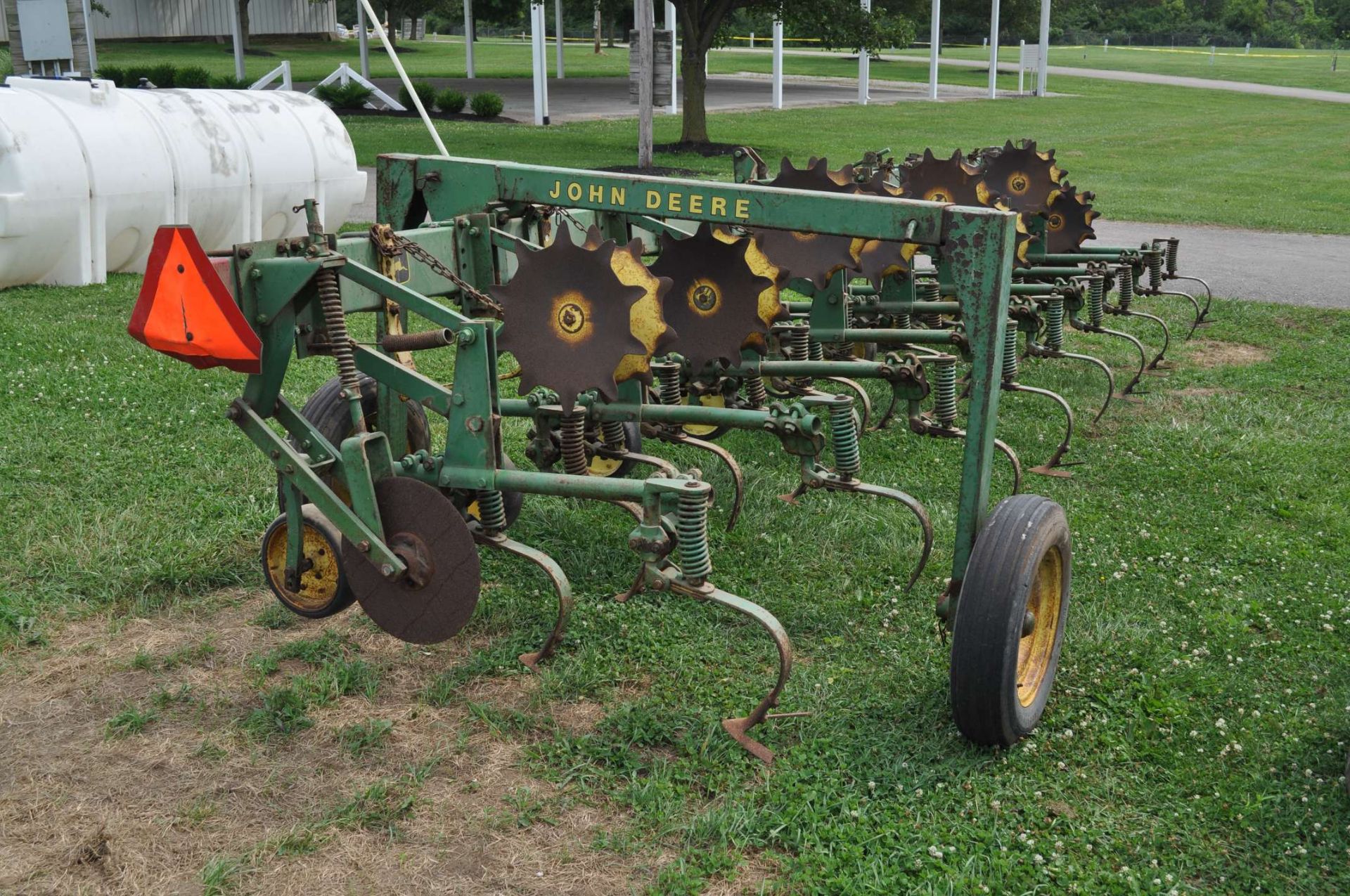 John Deere RM row crop cultivator, 3pt, rolling shields, end transport - Image 3 of 7