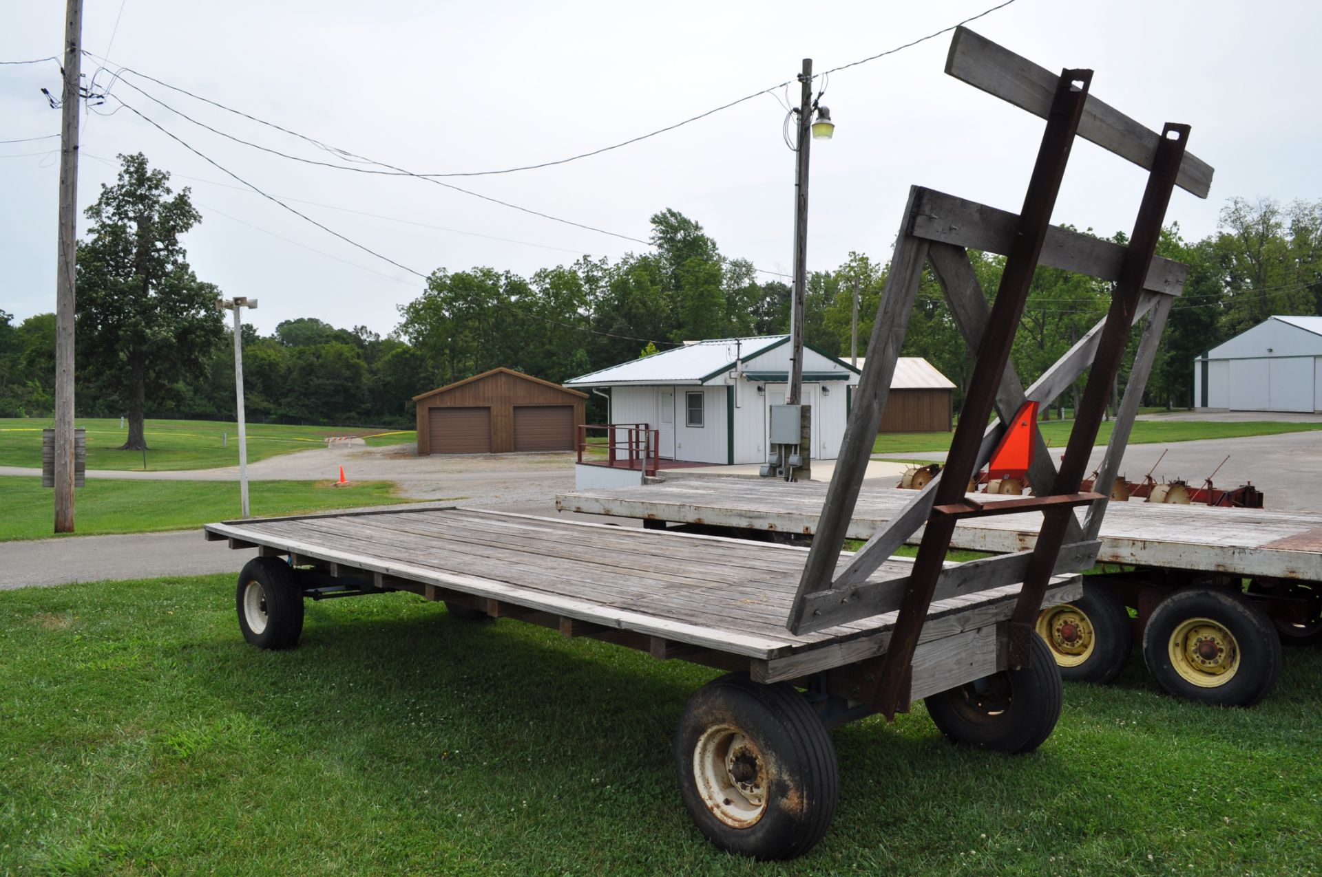 20’ Flat rack hay wagon, Kiln rod 10 ton gear, pressure treated lumber bed - Image 4 of 4