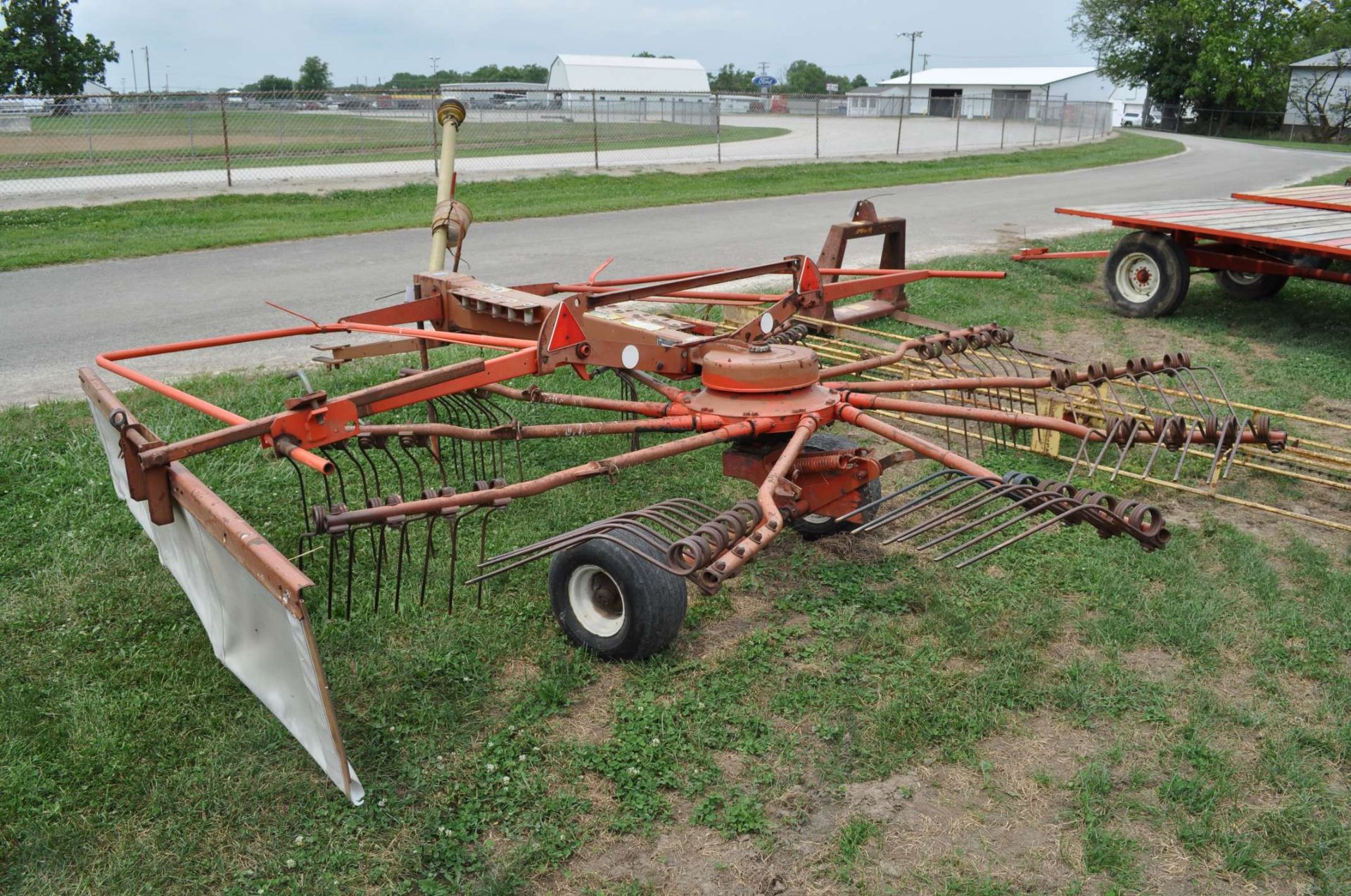 9’ Kuhn GA4101GT rotary rake, pto drive - Image 4 of 4