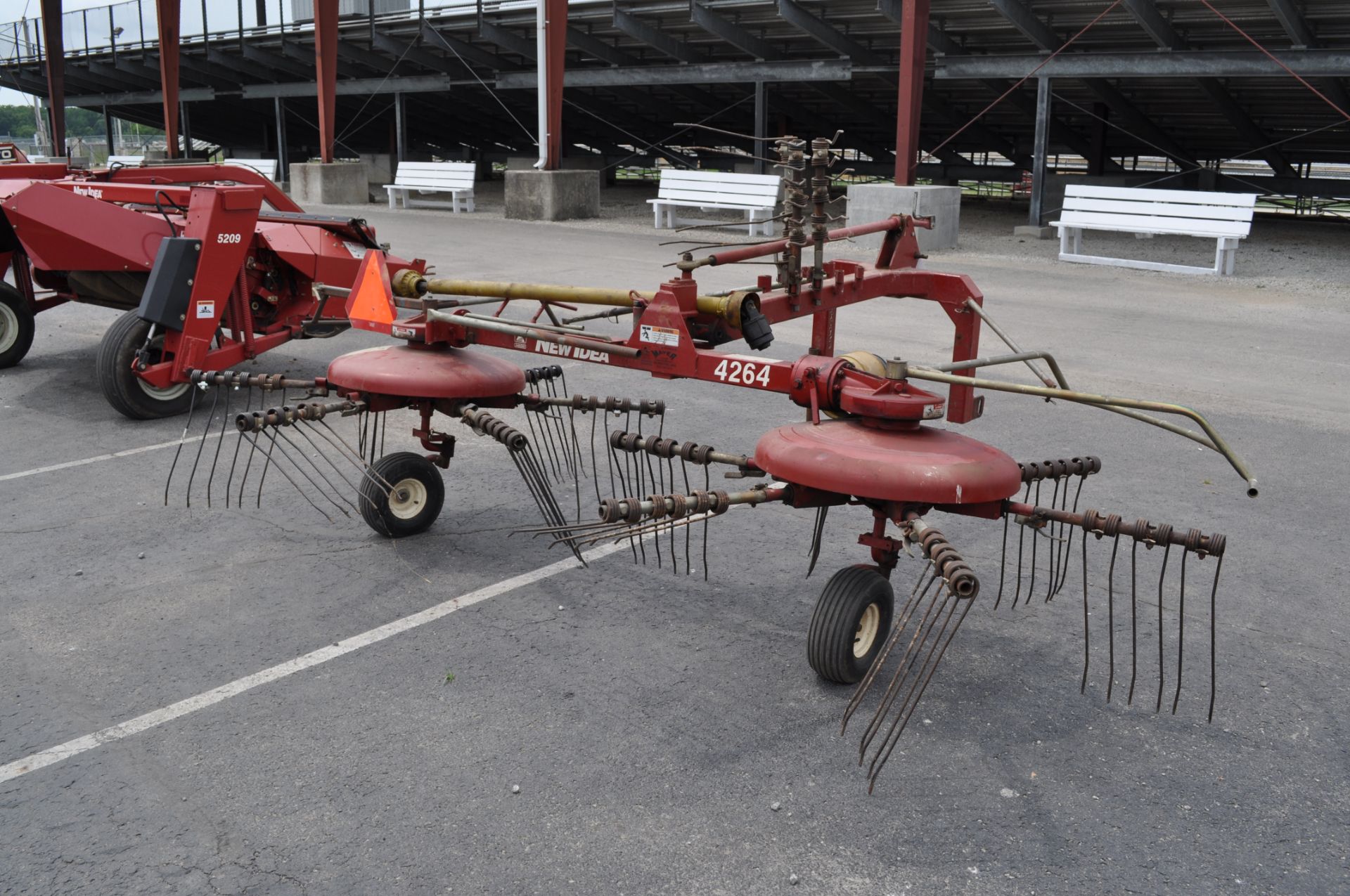 New Idea 4264 2-spool hay tedder / rake combo, 540 pto, 3 pt - Image 3 of 4