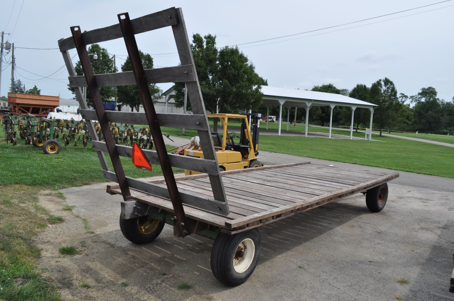 20’ Flat rack hay wagon, John Deere 1065 gear, 11L-15 tires, oak beds - Image 3 of 4