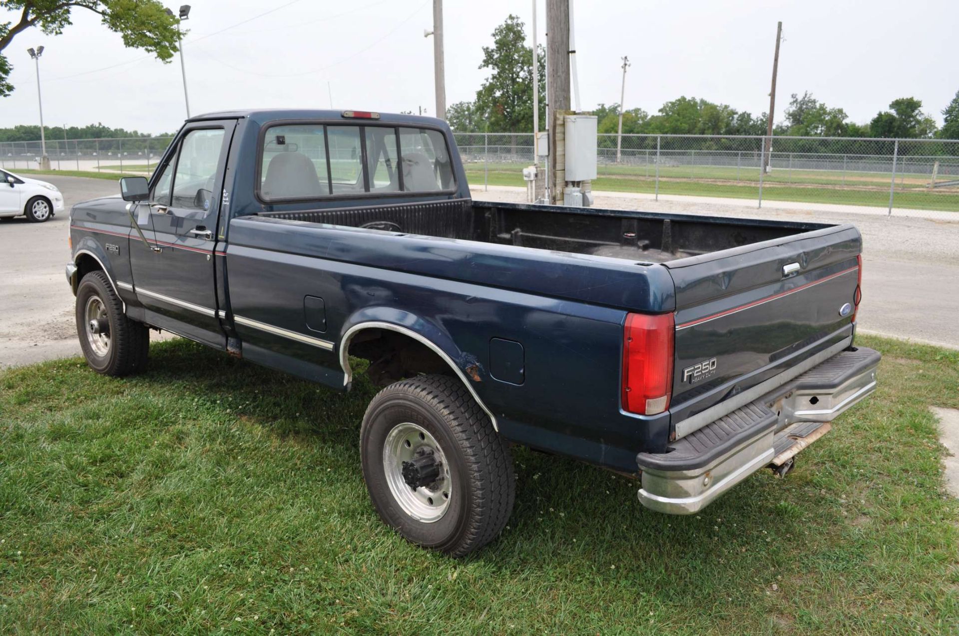 Ford F250 pickup truck, reg cab, long bed, 4x4, gas, automatic - Image 4 of 13