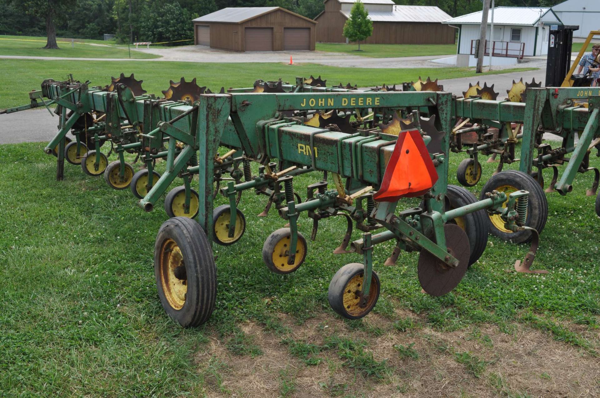 John Deere RM row crop cultivator, 3pt, rolling shields, end transport - Image 4 of 7