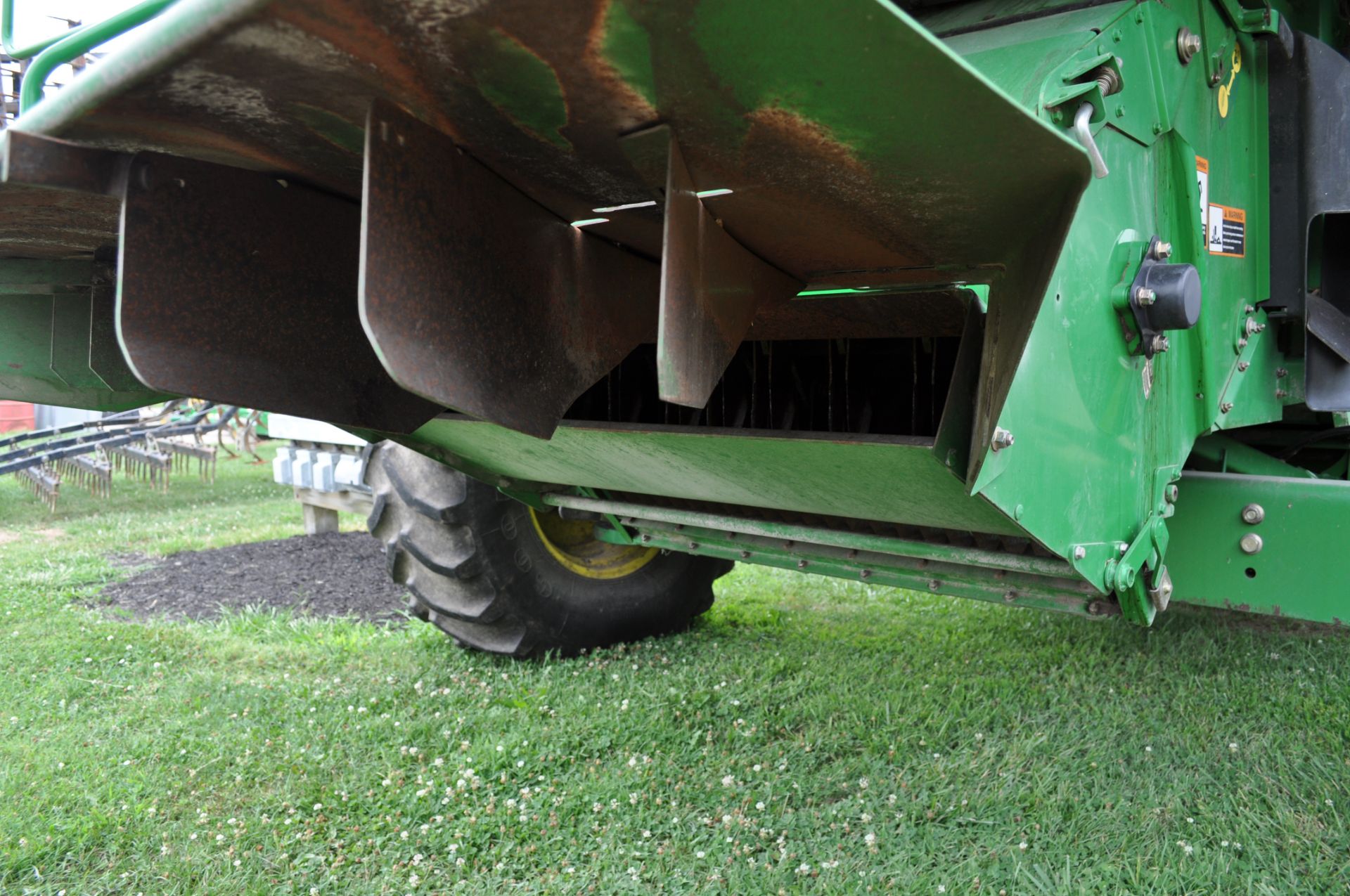 John Deere 9560 STS combine, 800/65 R 32 drive tires, 18.4 R 26 rear tires, single pt hook-up - Image 5 of 13