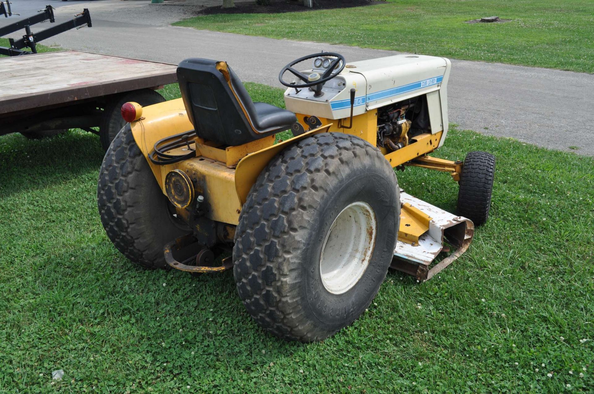 International Cub-Lo Boy 154 tractor, 4 speed, gas motor,2 wd, w/59” mower deck, newer starter - Image 3 of 5
