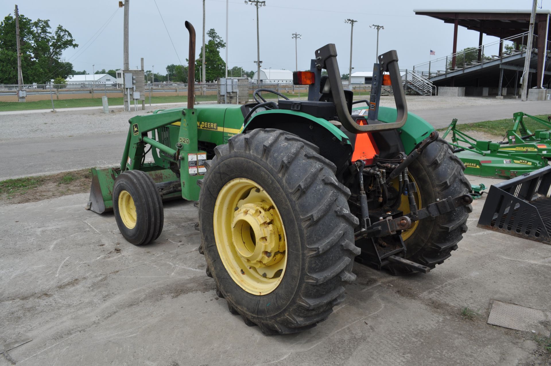 John Deere 5410 tractor, 2WD, w/ 520 loader, 16.9-30 rear tires, 11 L 15.5 front tires, 4090 hrs - Image 4 of 15