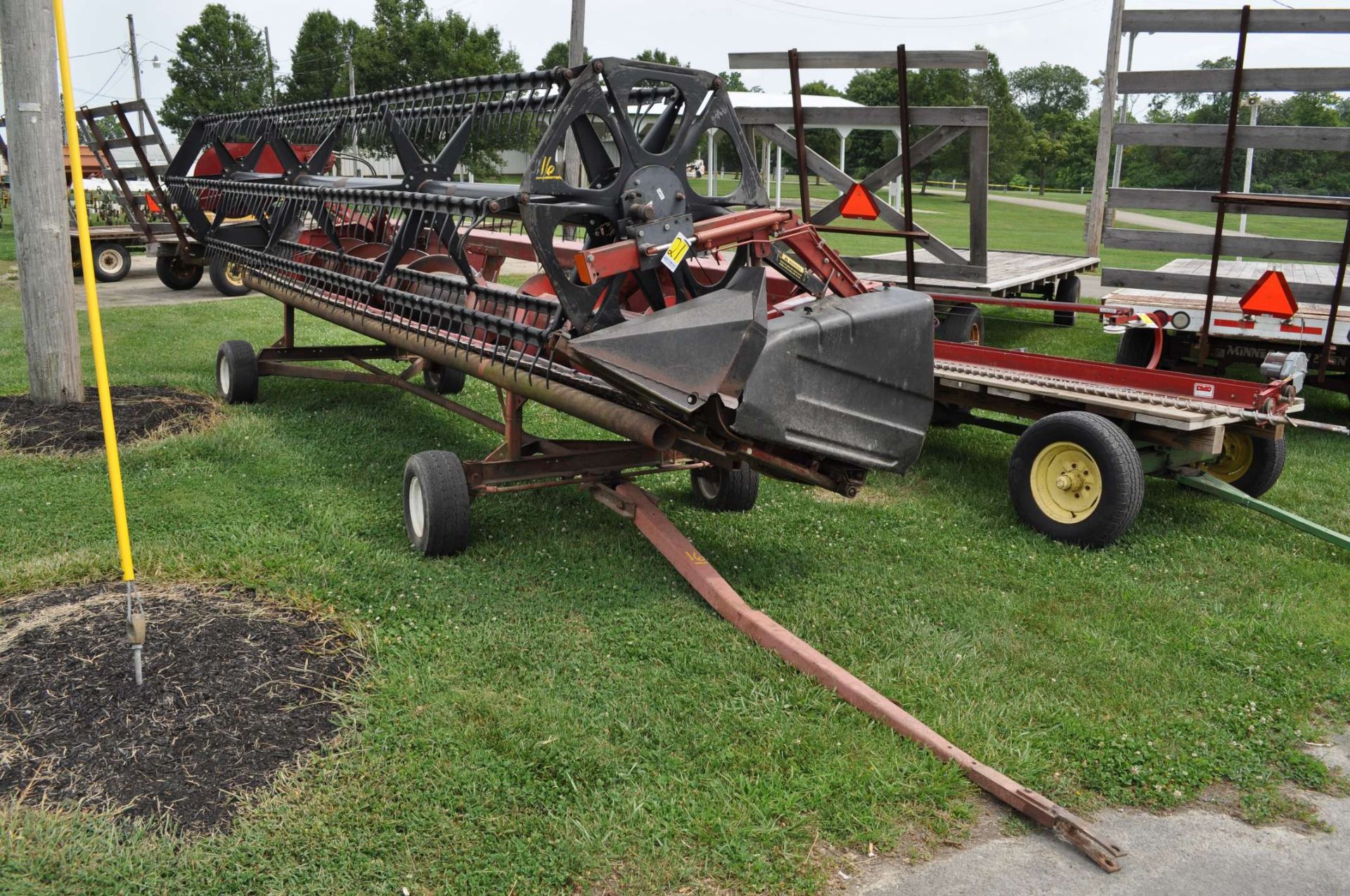 20' Case IH 1020 grain head, hyd for/aft, SCH knife, SN JJC0090074, sells with header cart