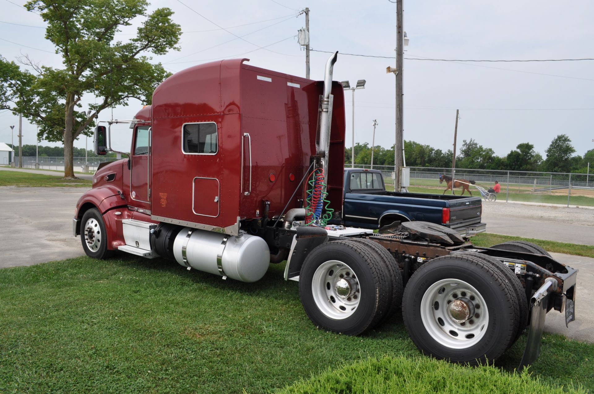 2012 Peterbilt Sleeper Semi Truck, 386 model, chassis weight 17836, Paccar MX 13 motor, - Image 4 of 20