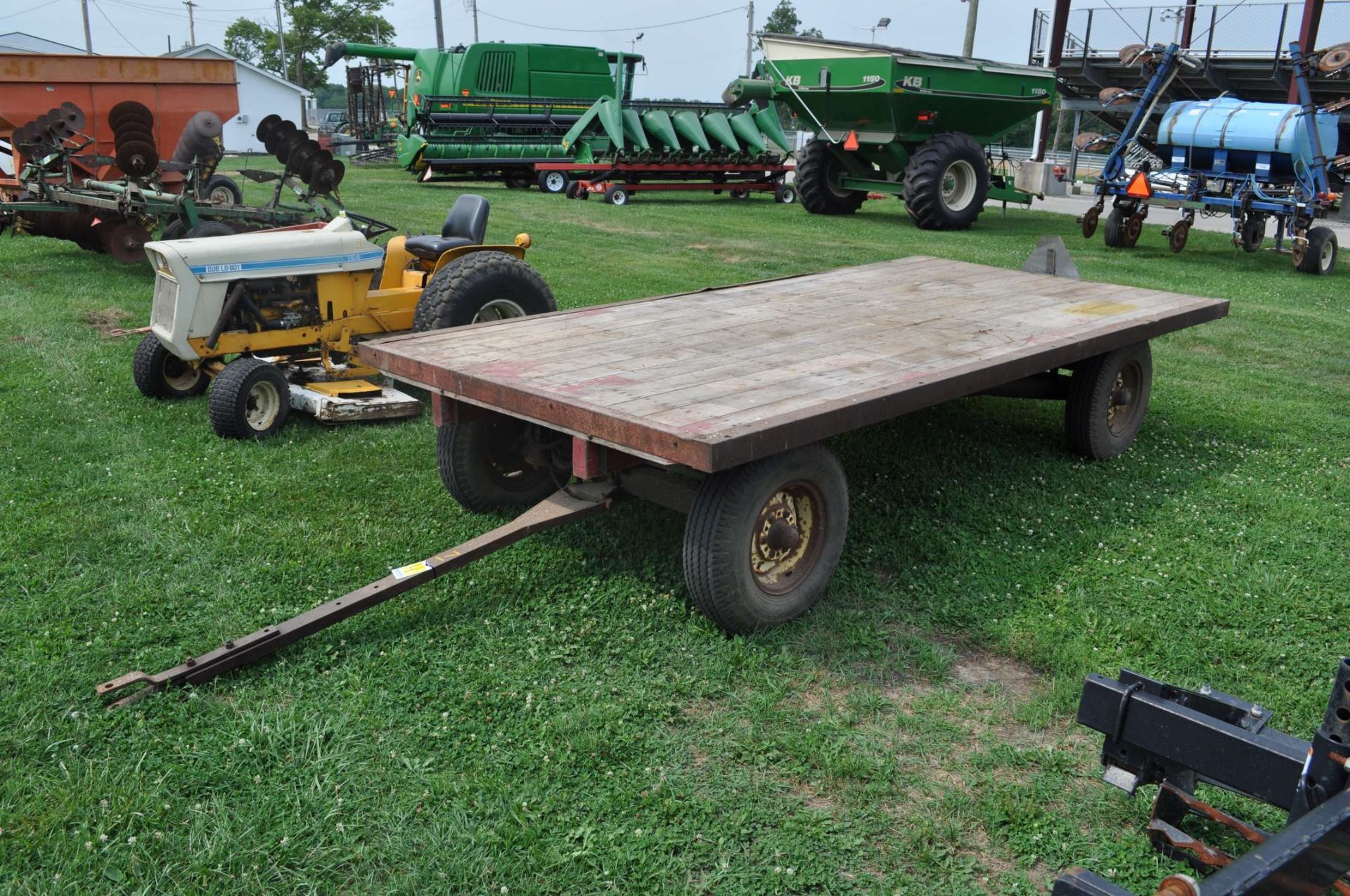 John Deere 953 gear, flat rack wagon, w/ hydraulic hoist