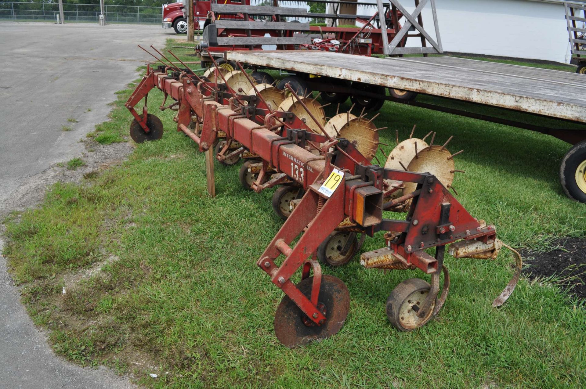 International 133 row crop cultivator, 6x 30", 3 pt